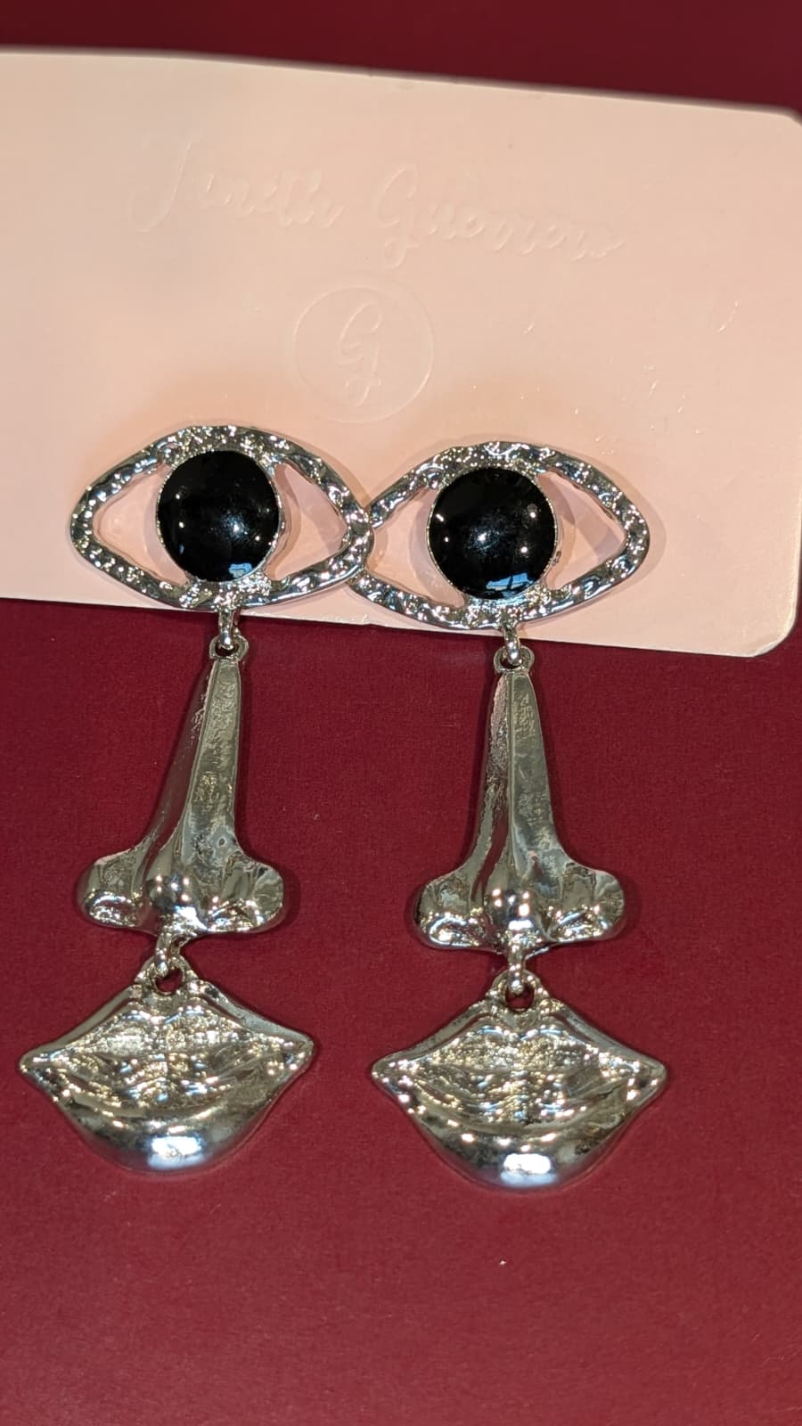 Aretes rostro plateado