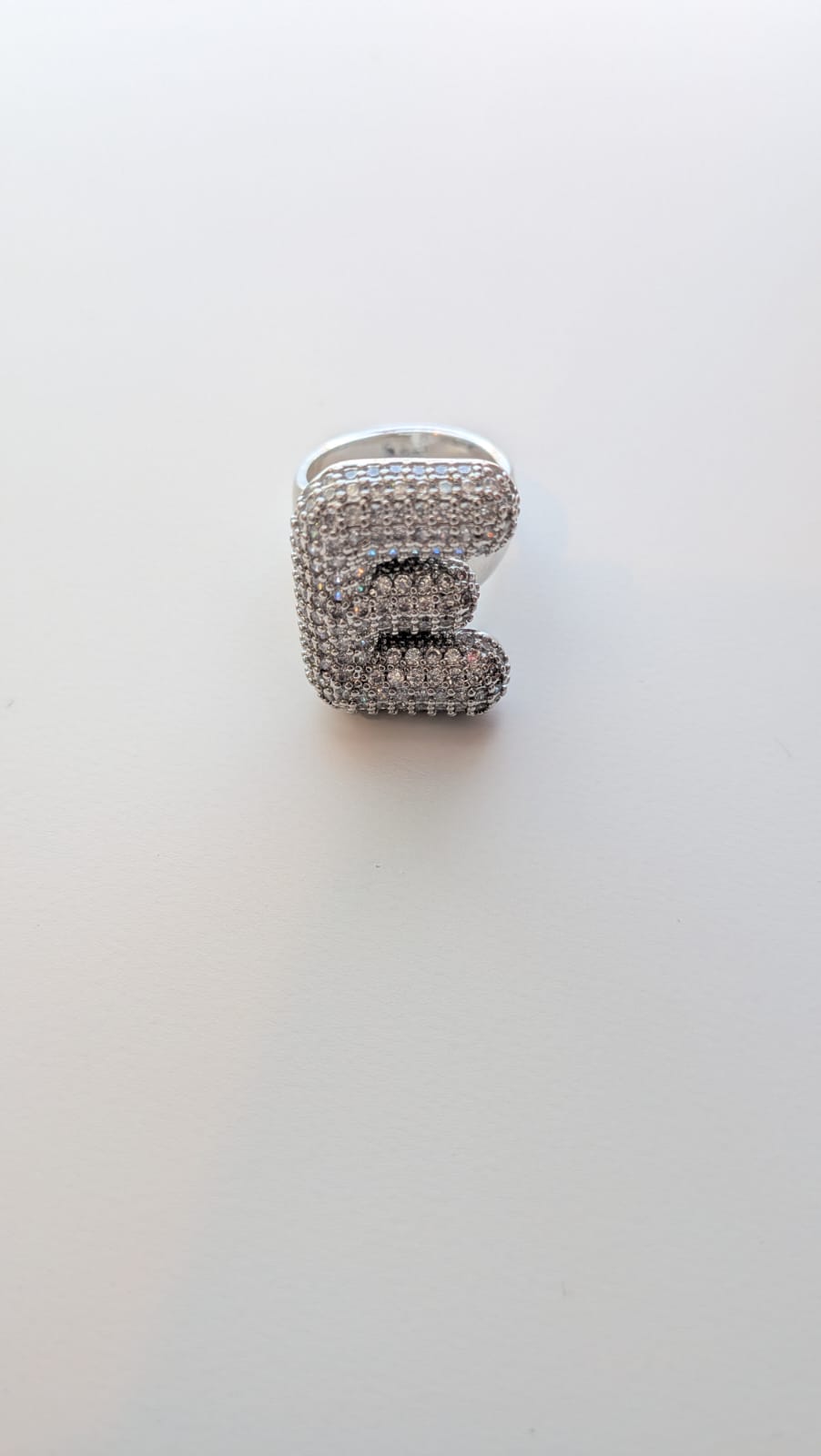 Collar buble diamanté letra e