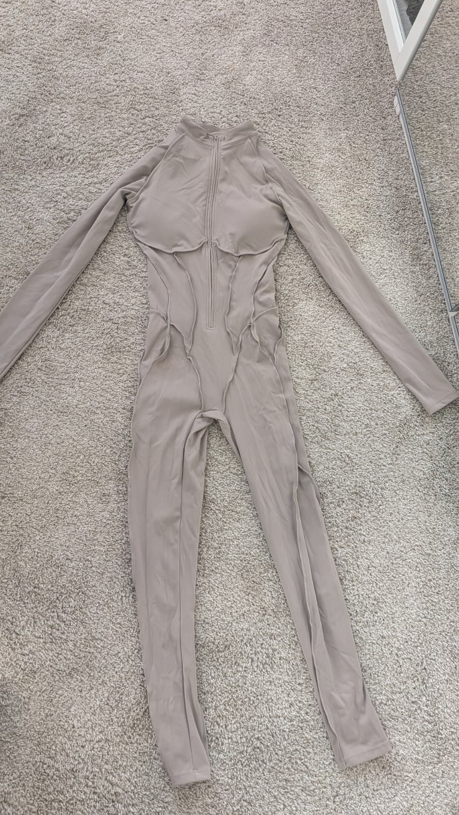 Jumpsuit beige small closet sale nuevo