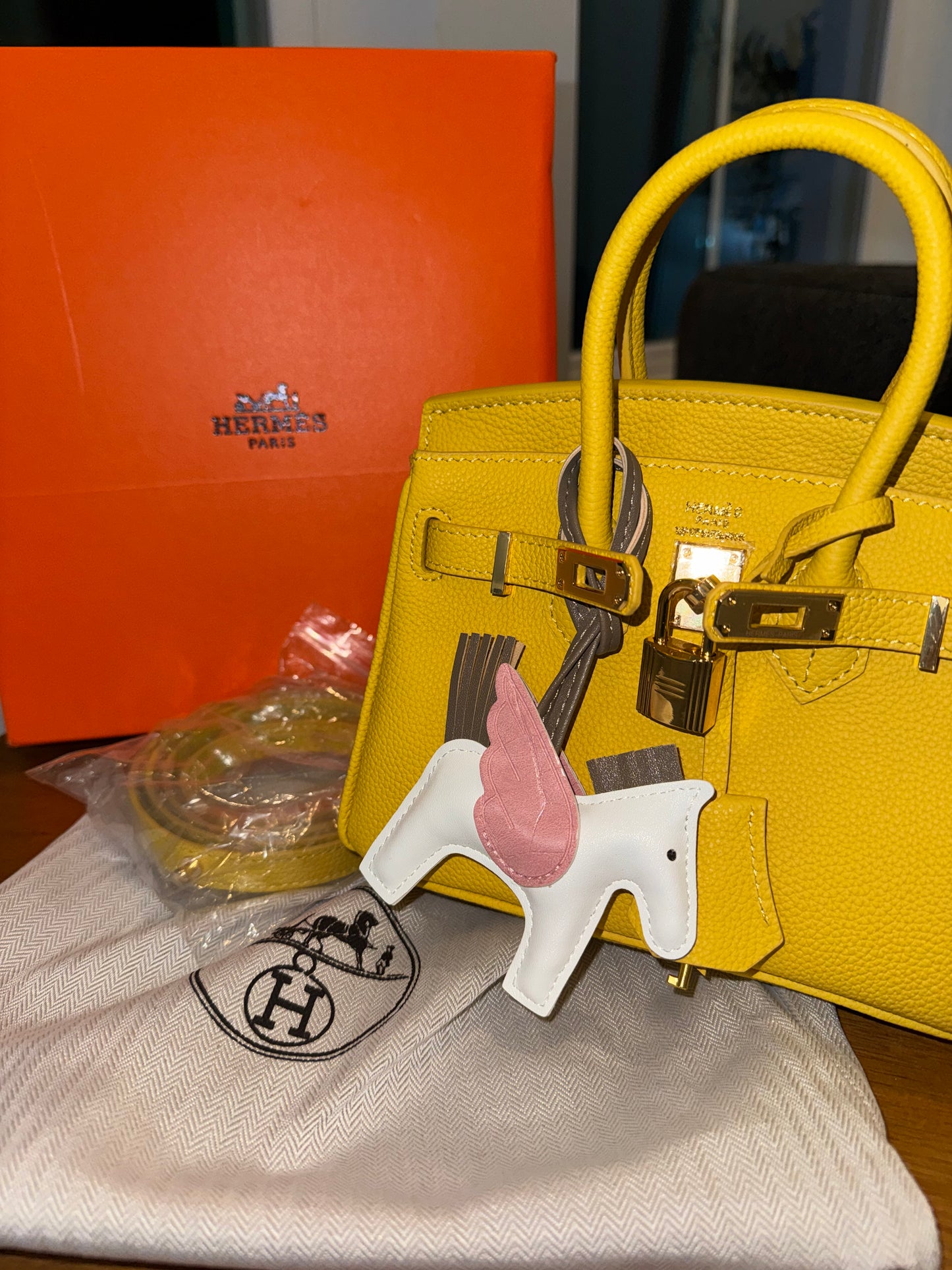 Hermes amarilla pequeña top quality con caja y cubre polvo , accesorios
