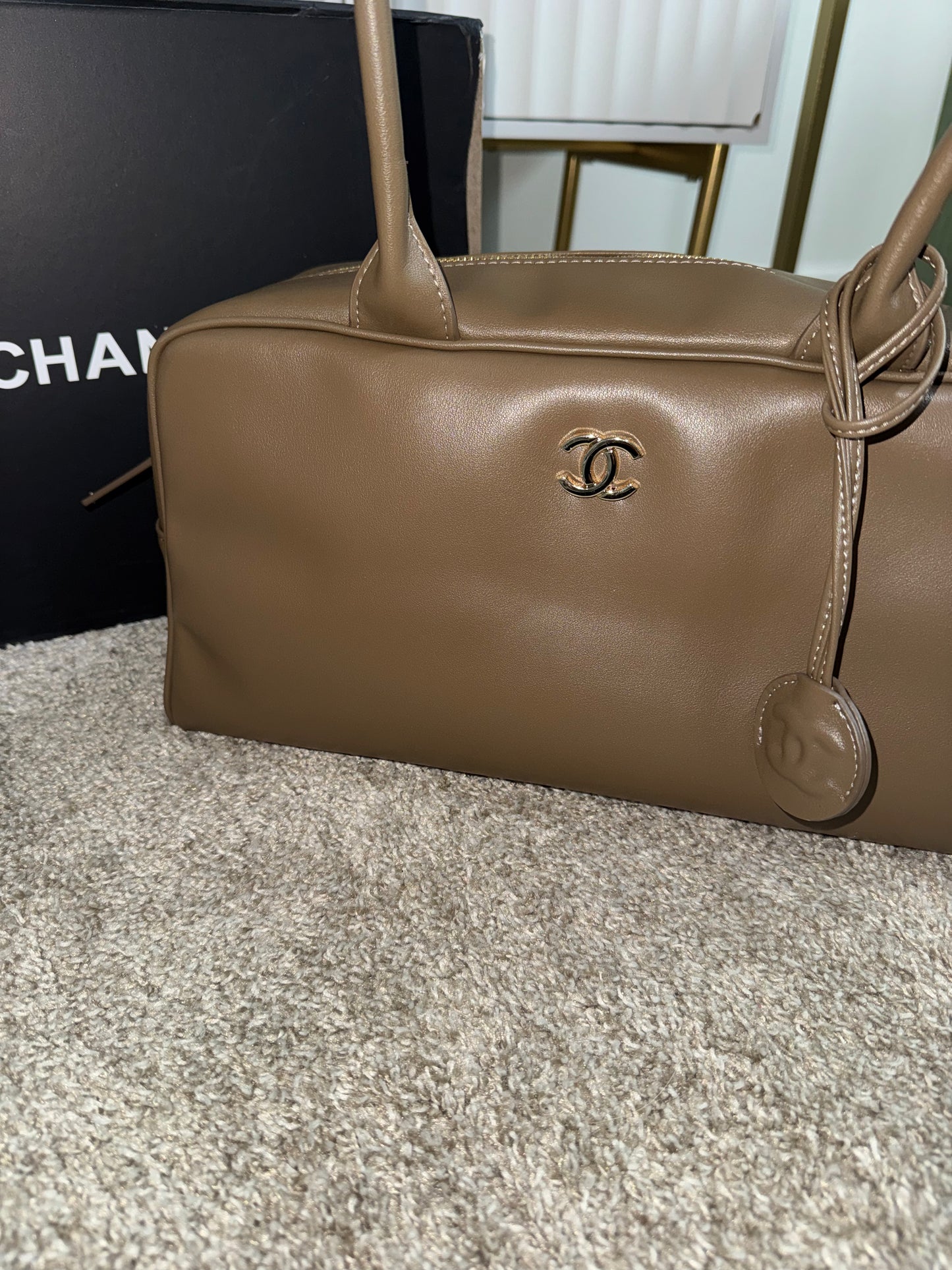 Bolsa Chanel cafe con accesorio