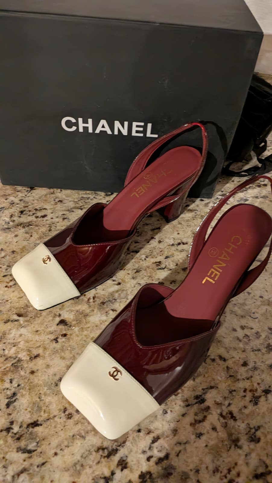 Tacones Chanel talla 8 tintos nueva temporada con caja