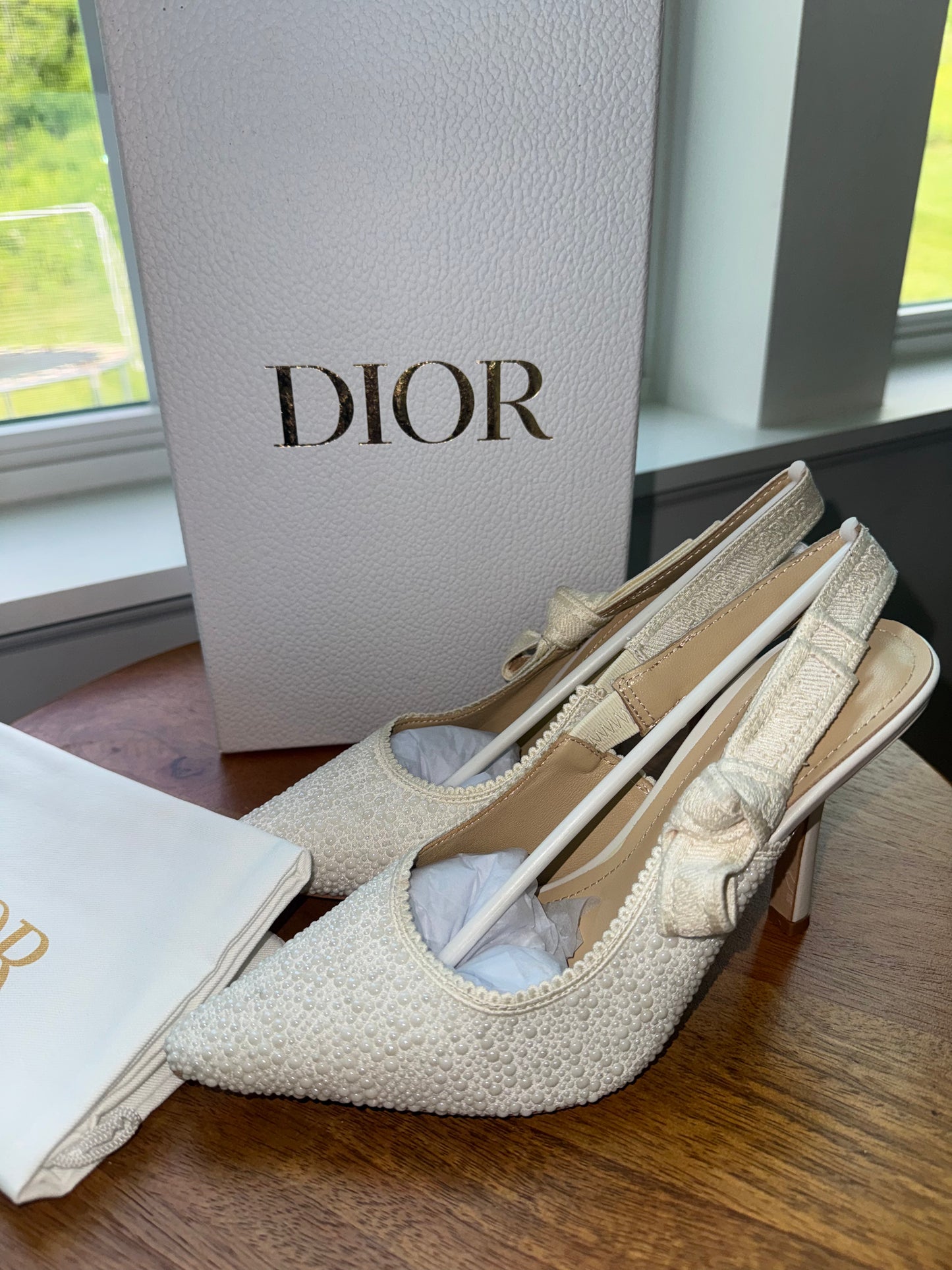 Tacones Dior talla 8 con perlas top quality beige