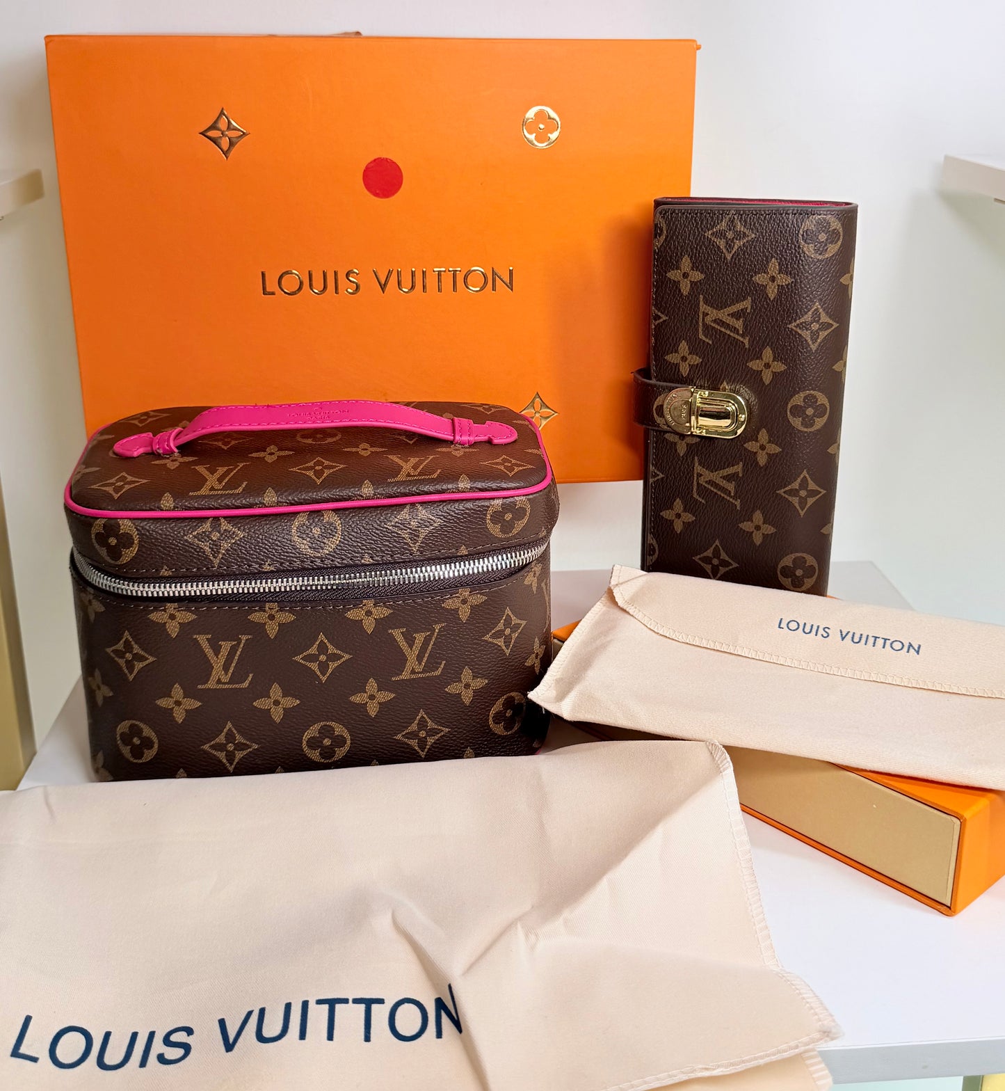 Cosmetiquera Louis Vuitton con Cartera top quality