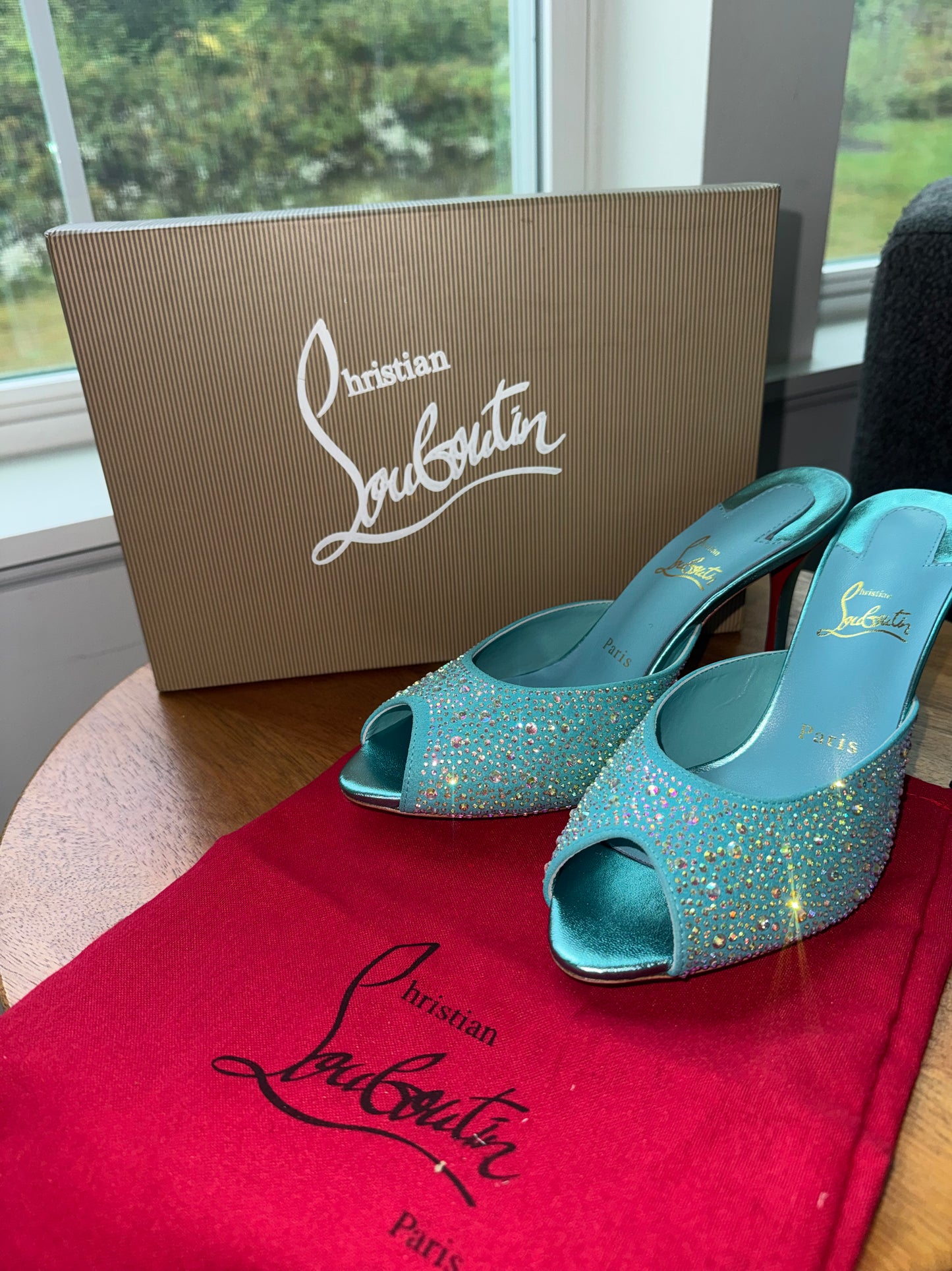 Tacones louboutin talla 8 top quality con cristales caja y cubre polvo