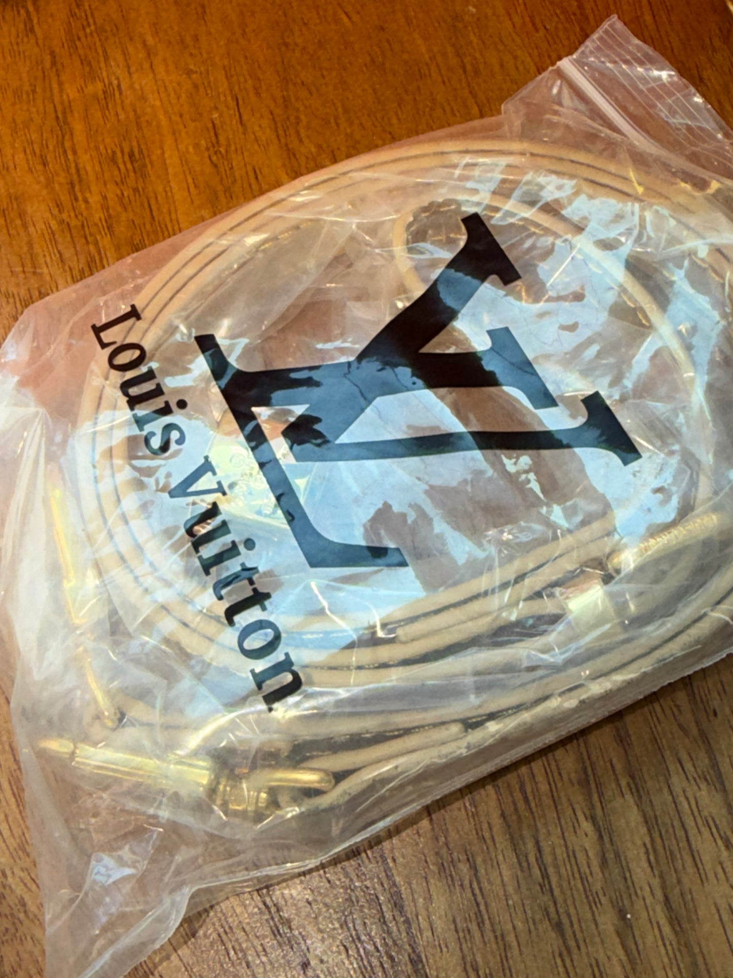 Bolsa dorada Louis Vuitton con accesorios, caja y cubre polvo