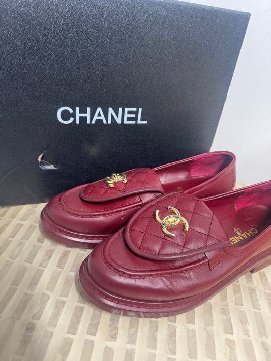 Mocasines Chanel color vino talla 8 seminuevos
