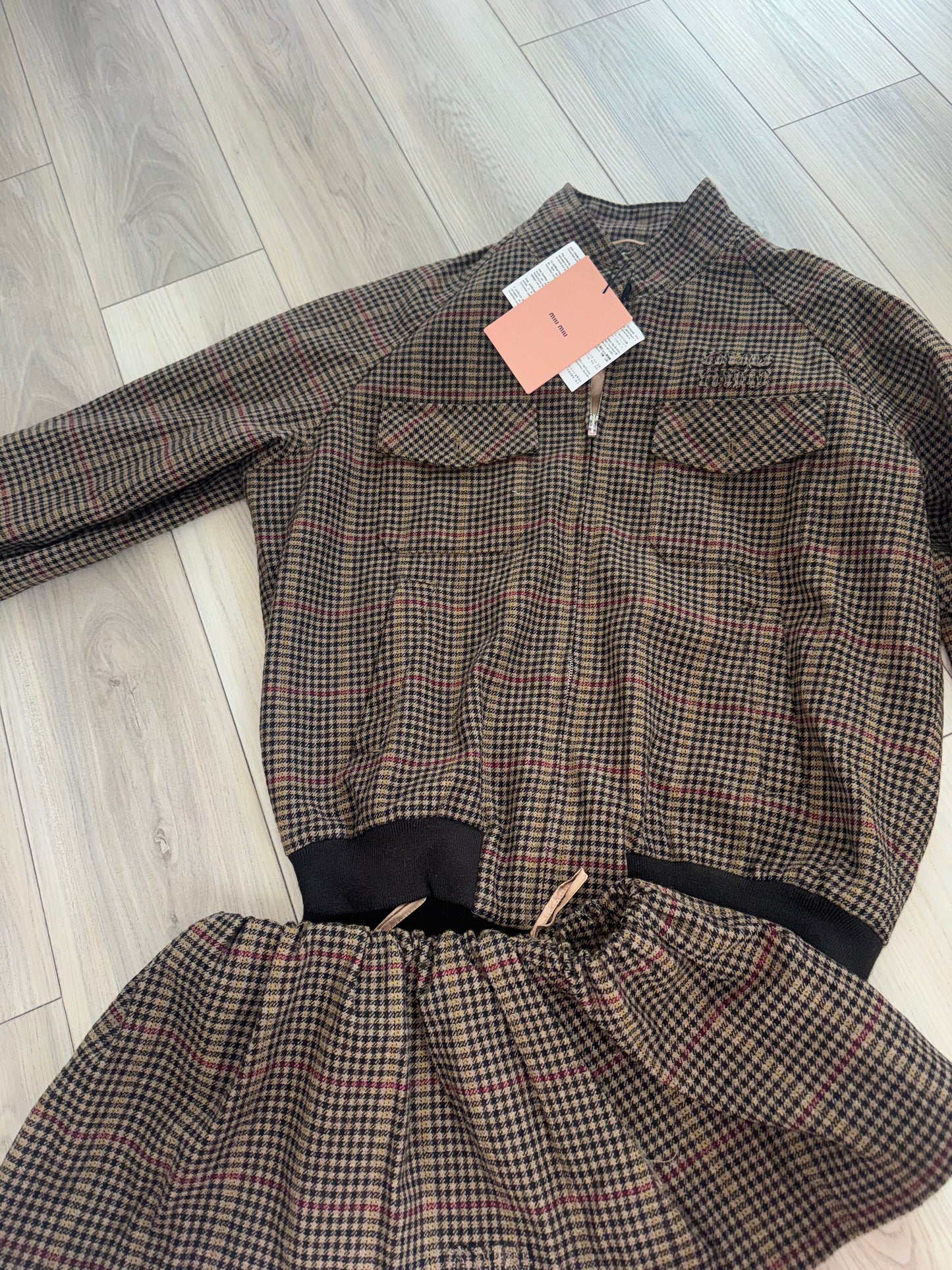 Set Miu Miu small pero viene oversized top quality chamarra y falda
