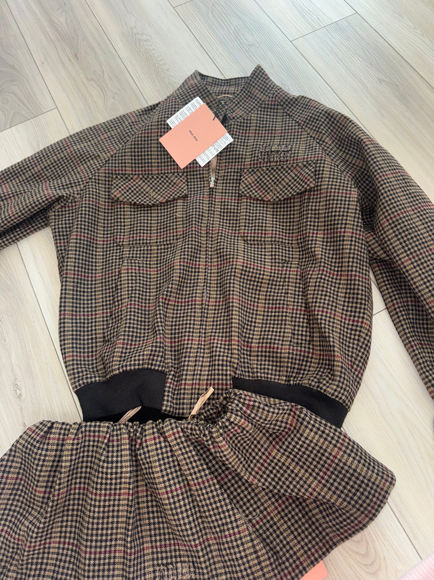 Set Miu Miu small pero viene oversized top quality chamarra y falda