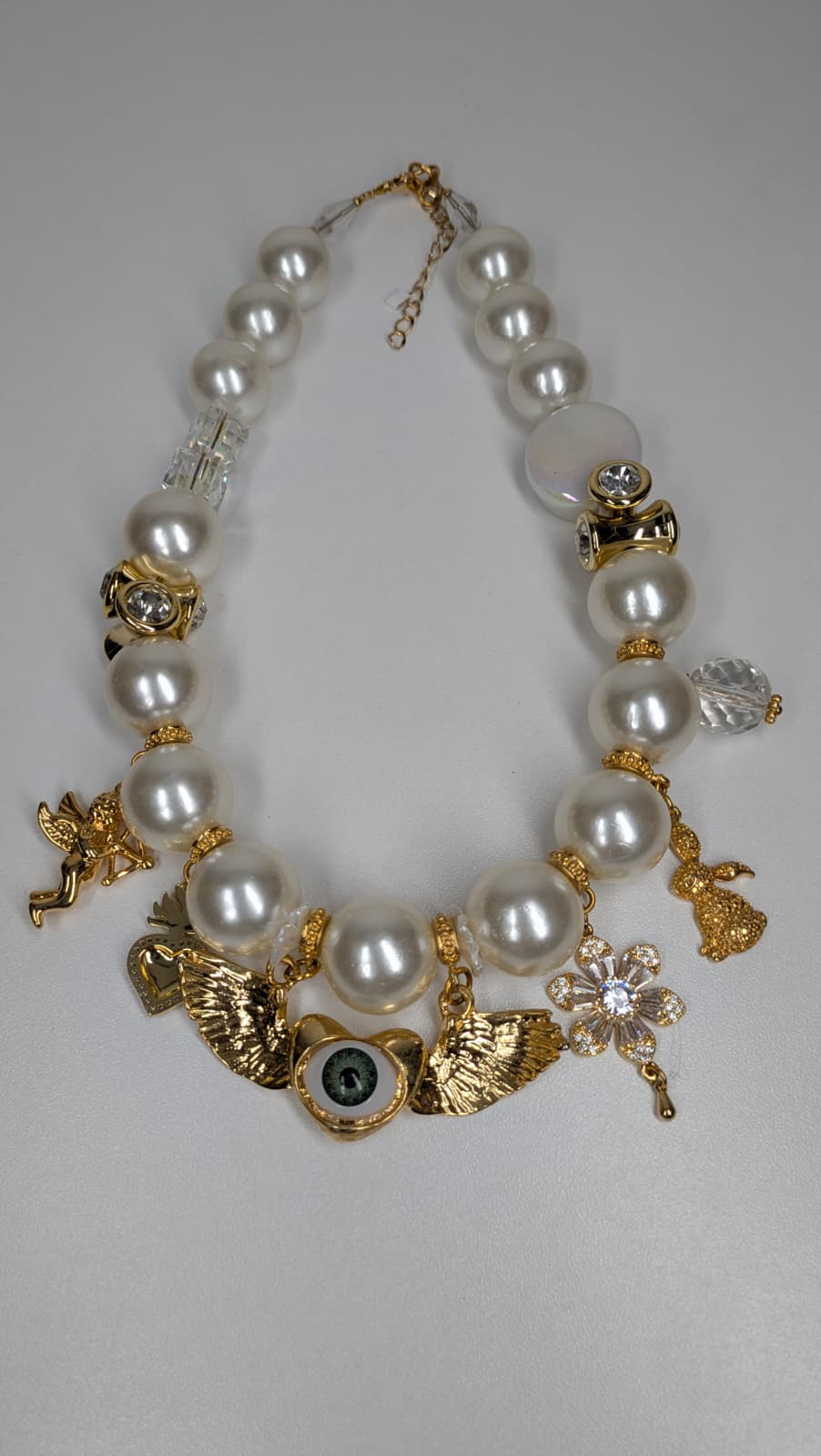 Collar Perla con charms ojo de alas