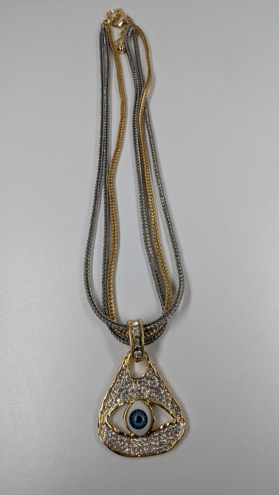 Collar triple con ojo