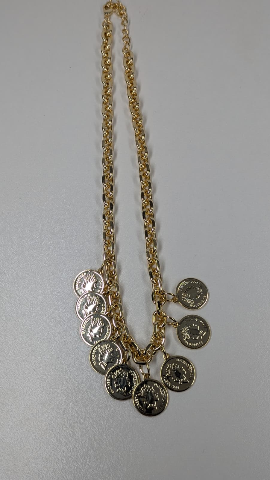 Collar de monedas son dos vienen juntos