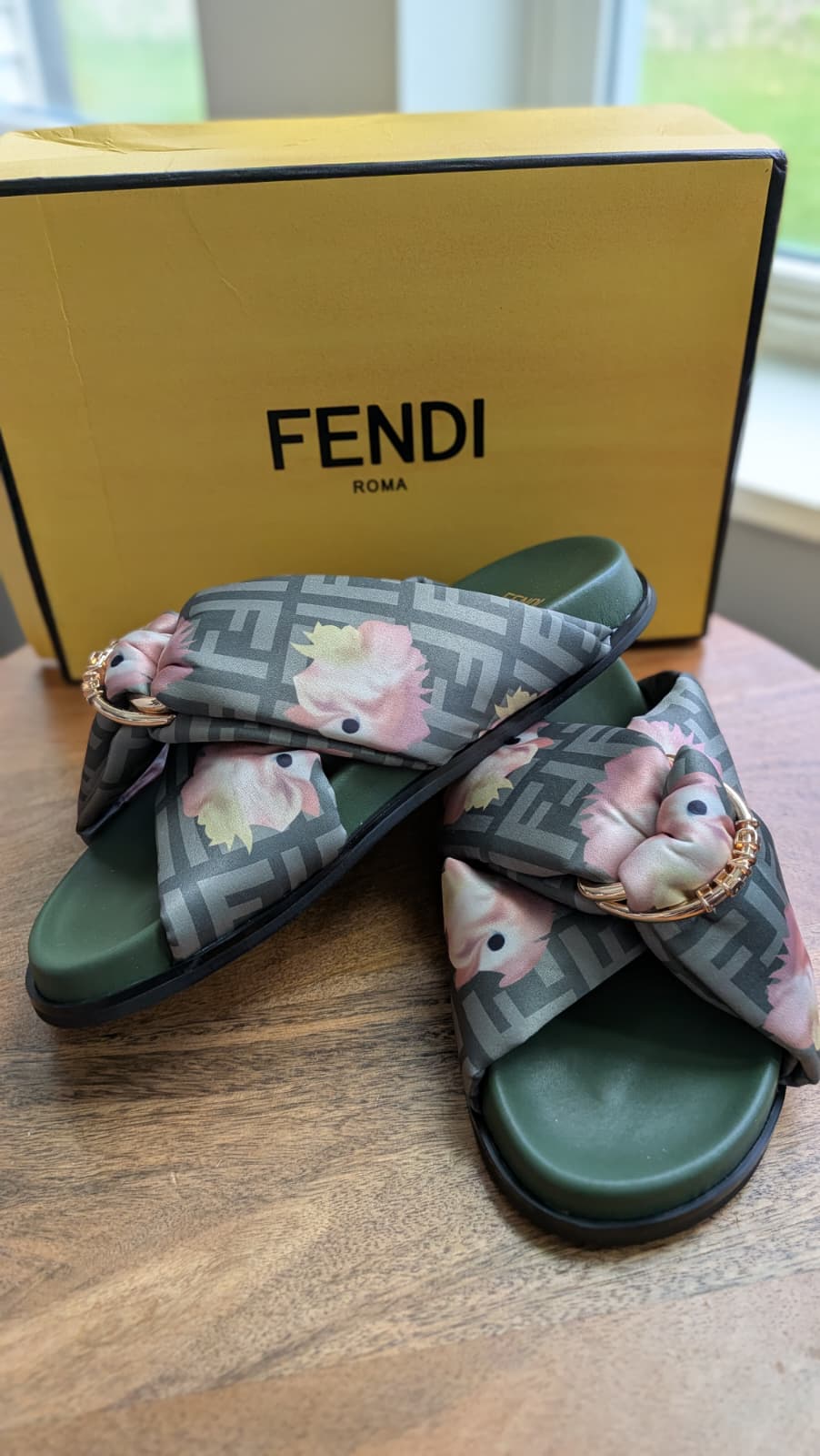 Sandalias fendi talla 8 nuevas con caja y cubre polvo