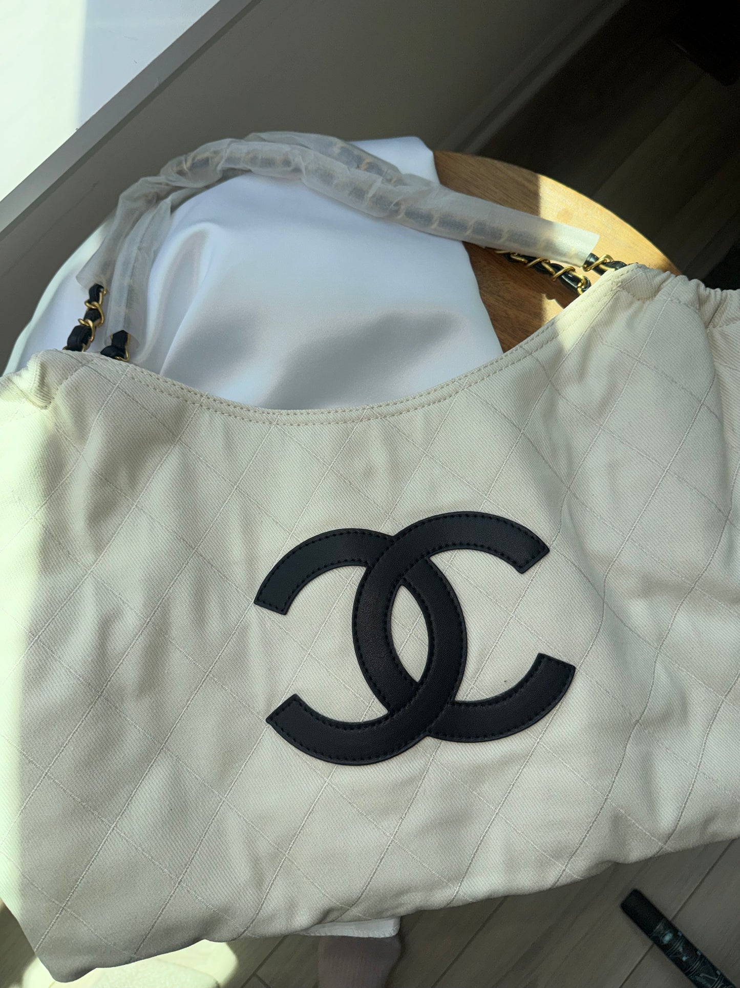 Bolsa Chanel Blanca extra grande con cartera solo cubre polvo