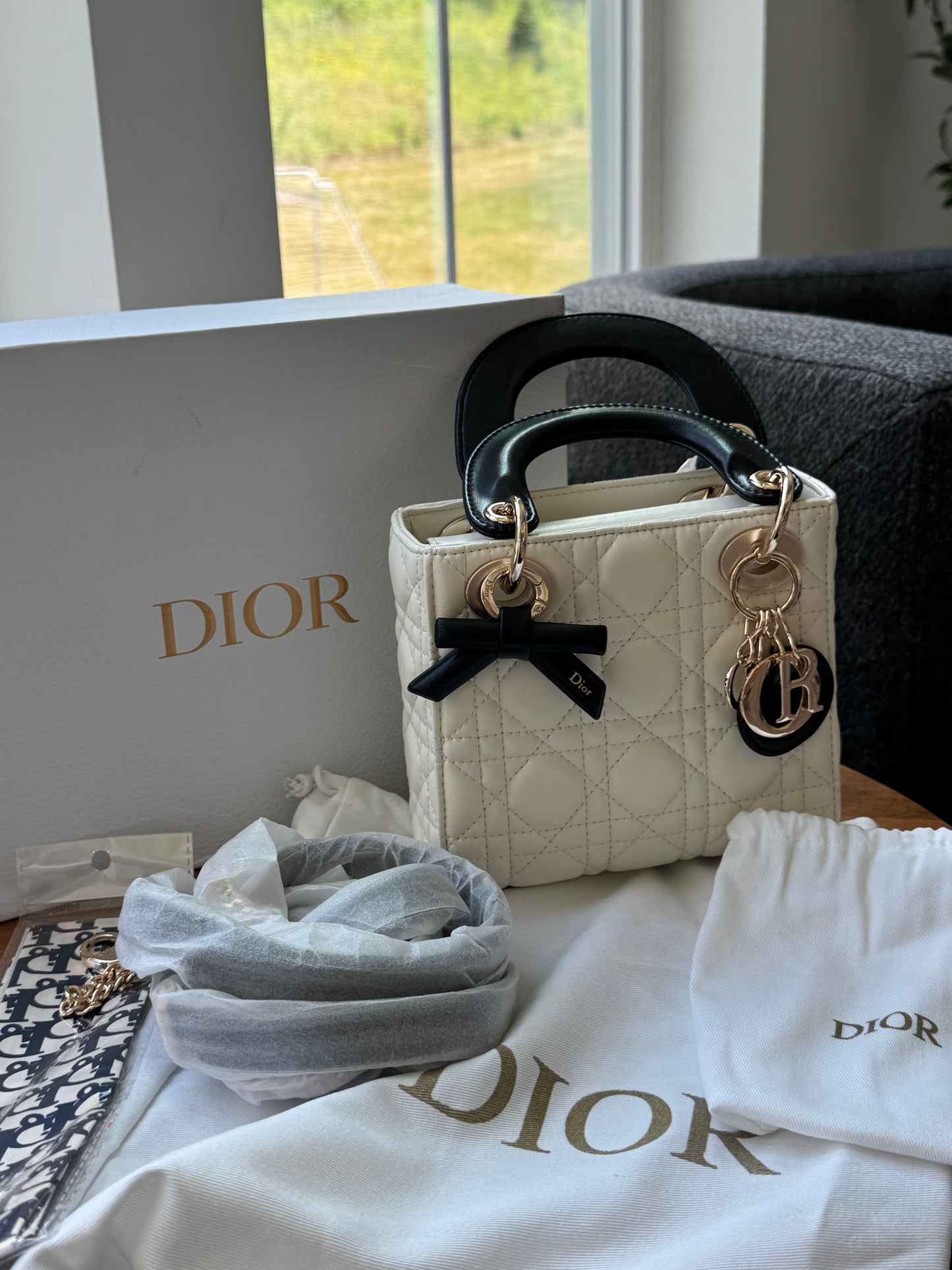 Bolsa Dior beige con negro nueva temporada con accesorios y caja