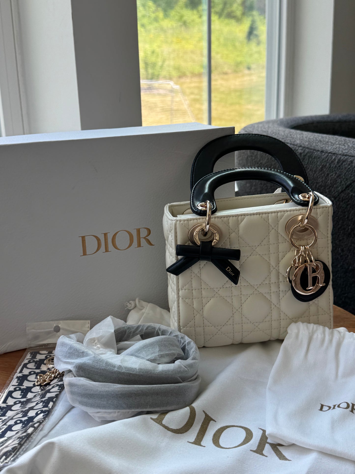 Bolsa Dior beige con negro nueva temporada con accesorios y caja