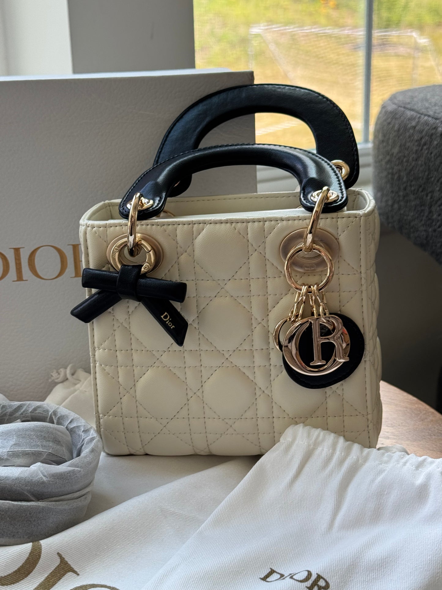 Bolsa Dior beige con negro nueva temporada con accesorios y caja