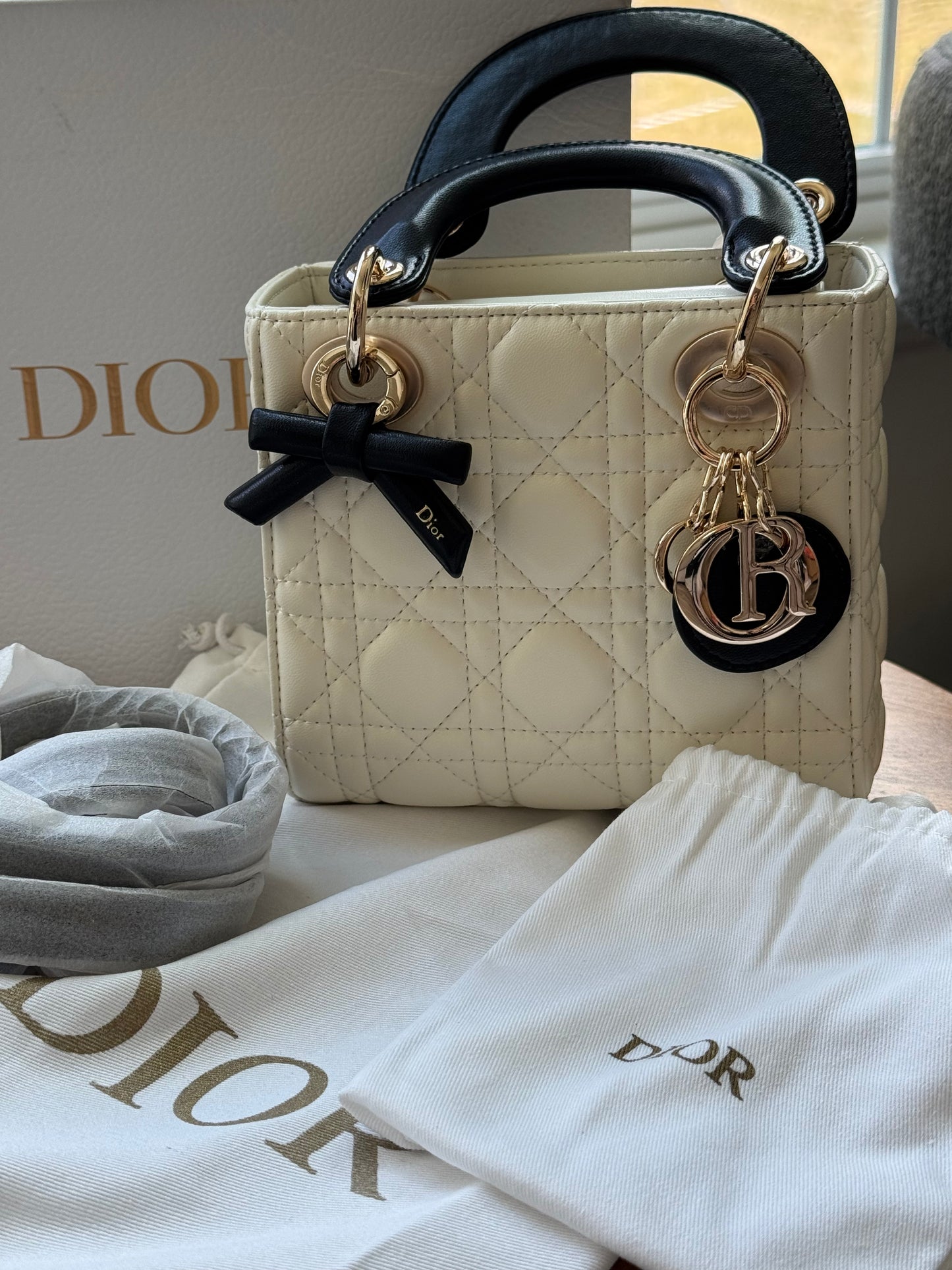 Bolsa Dior beige con negro nueva temporada con accesorios y caja