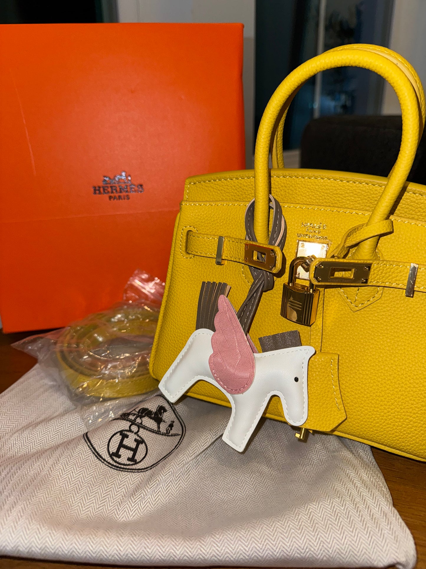 Hermes amarilla pequeña top quality con caja y cubre polvo , accesorios