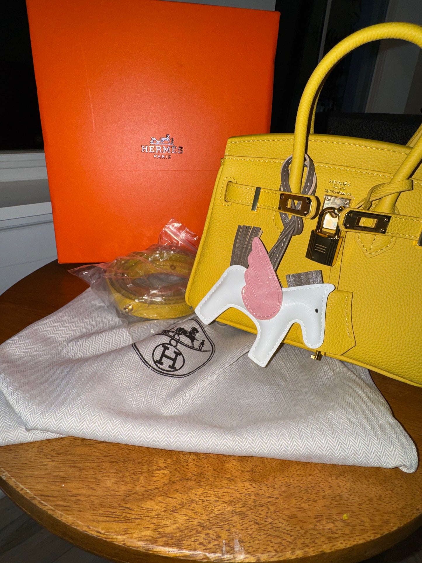 Hermes amarilla pequeña top quality con caja y cubre polvo , accesorios