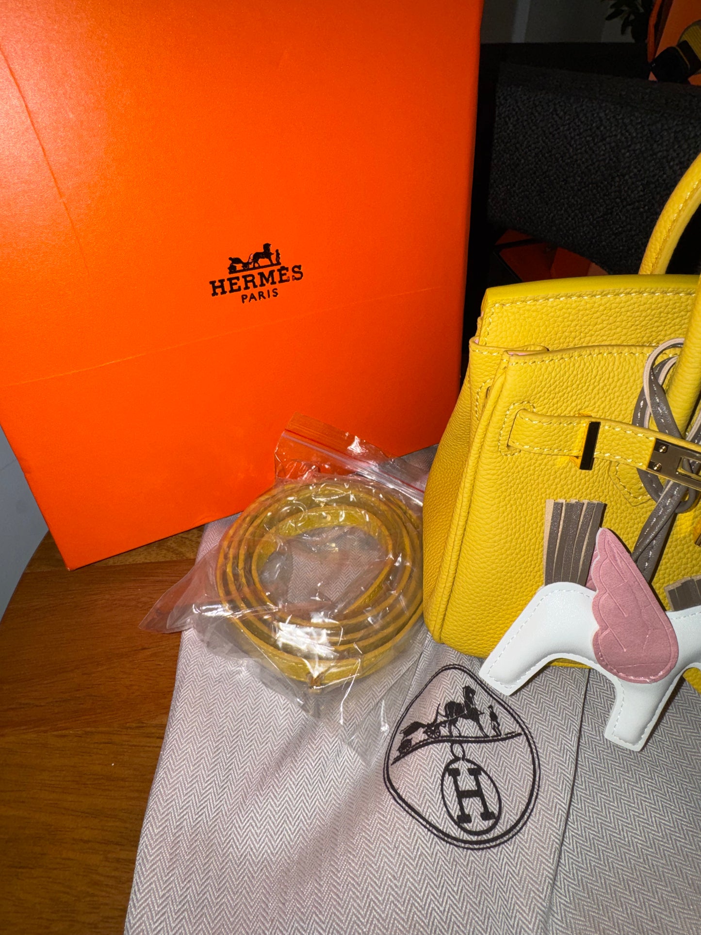 Hermes amarilla pequeña top quality con caja y cubre polvo , accesorios