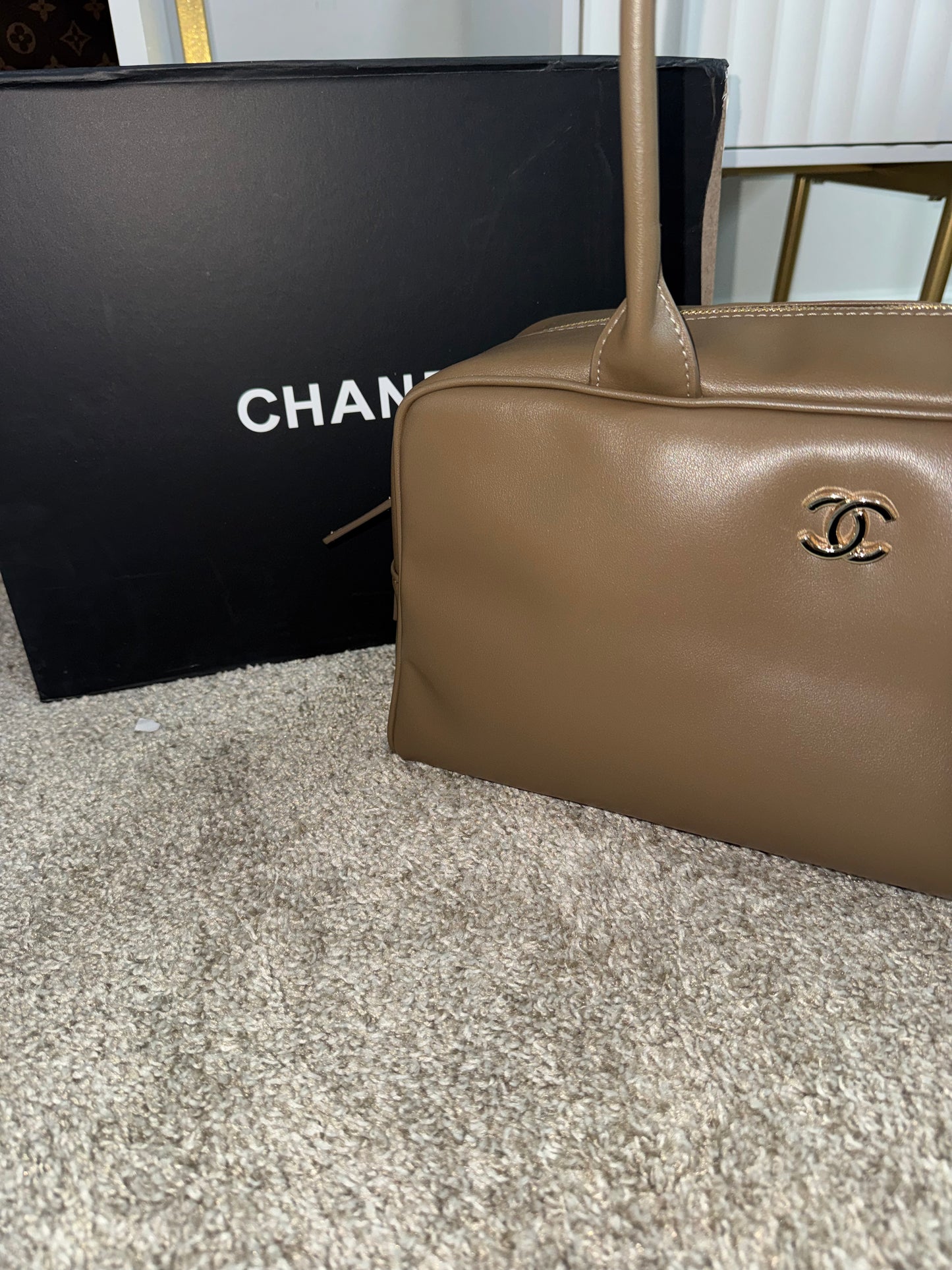 Bolsa Chanel cafe con accesorio