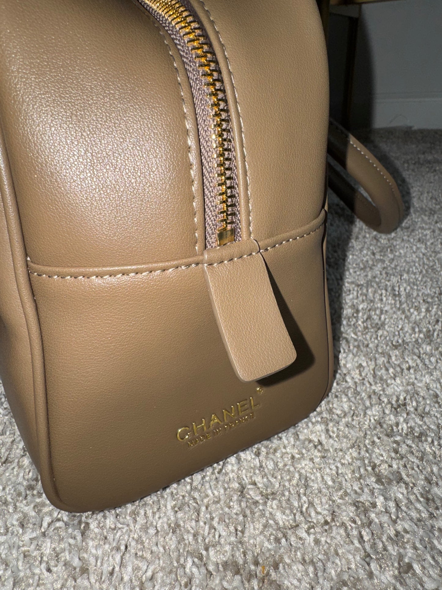 Bolsa Chanel cafe con accesorio