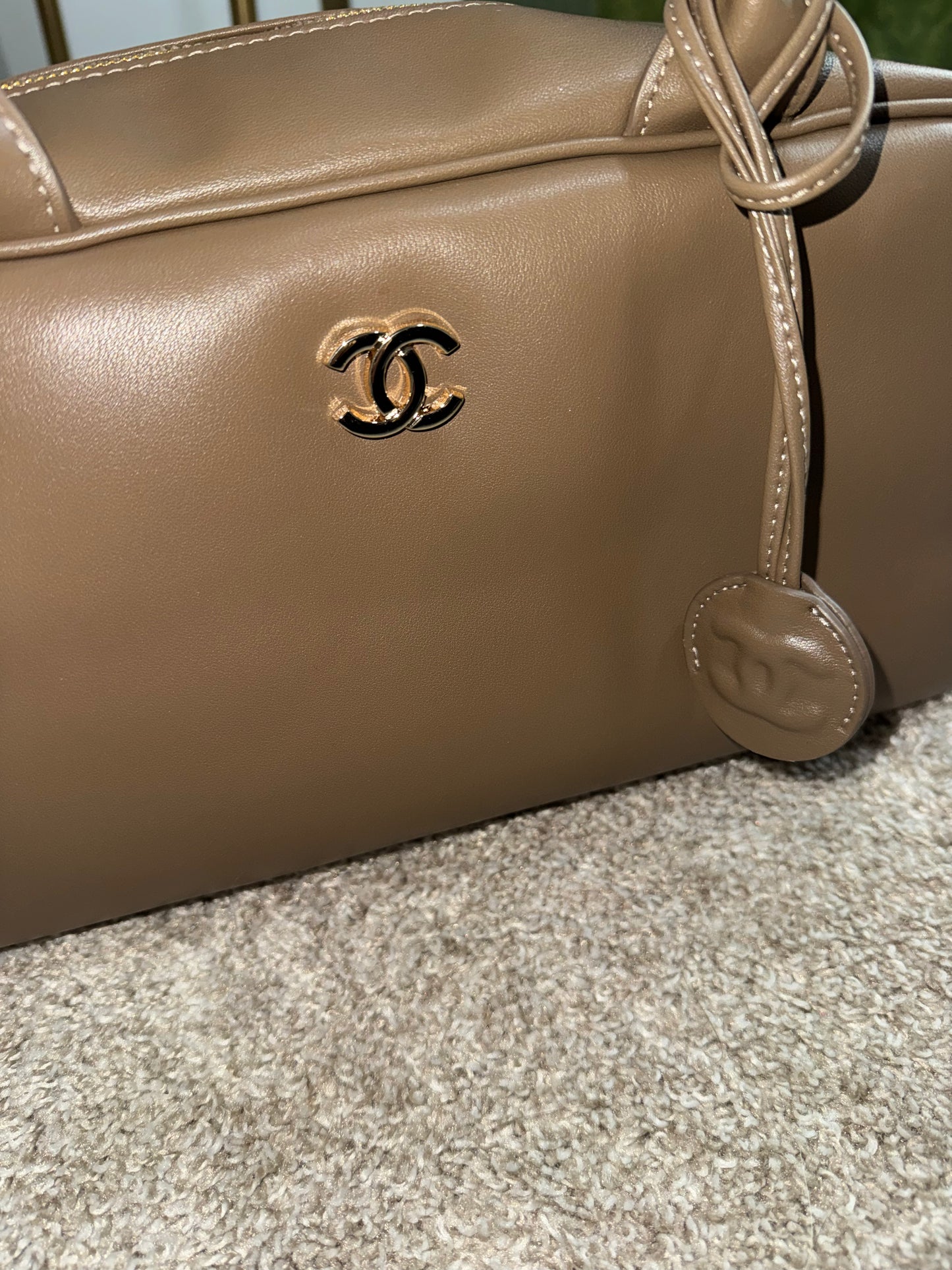 Bolsa Chanel cafe con accesorio
