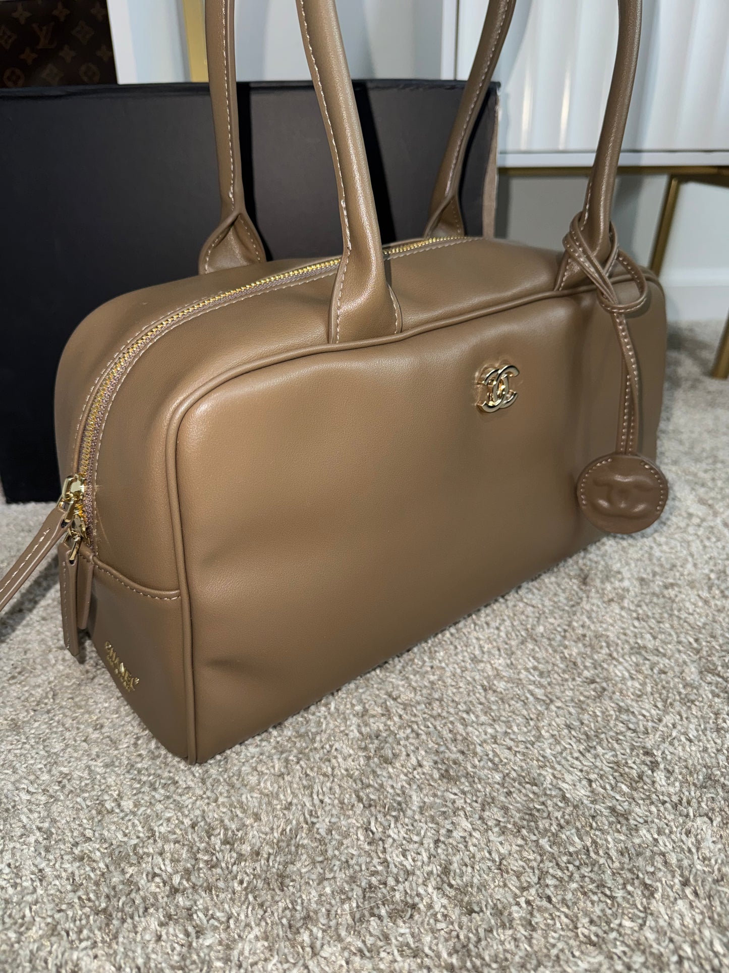 Bolsa Chanel cafe con accesorio