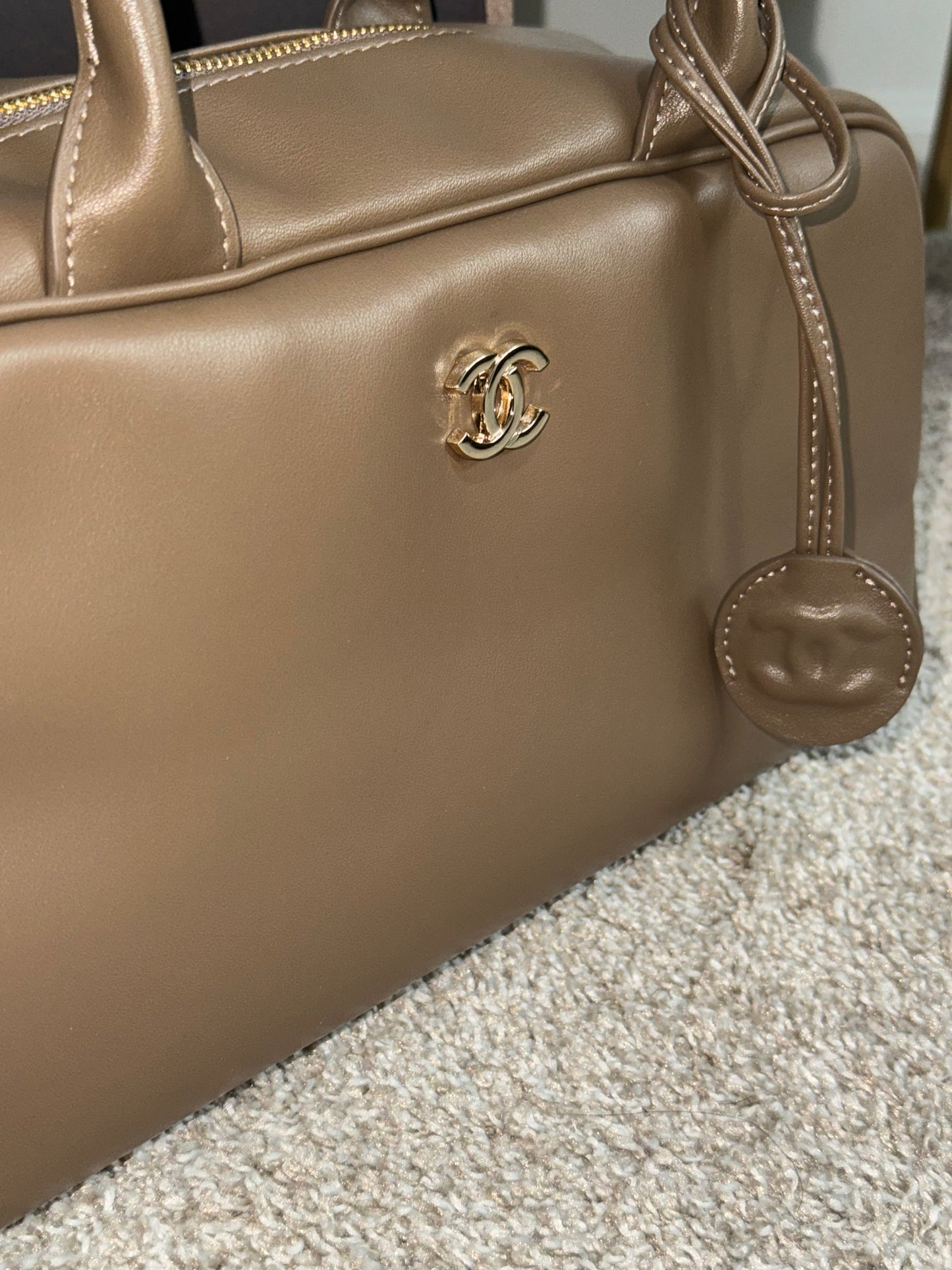 Bolsa Chanel cafe con accesorio