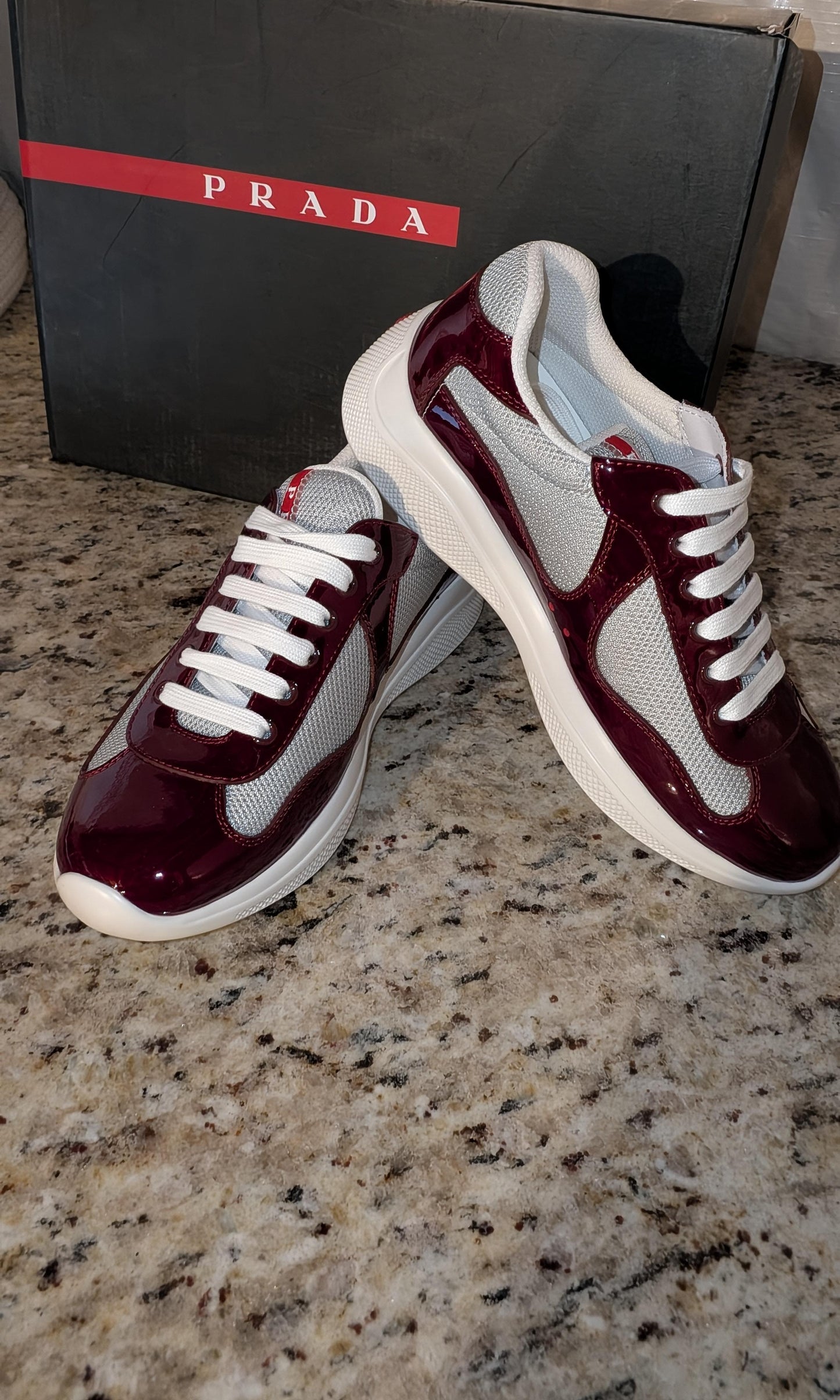 Tenis Prada talla 8 color vino