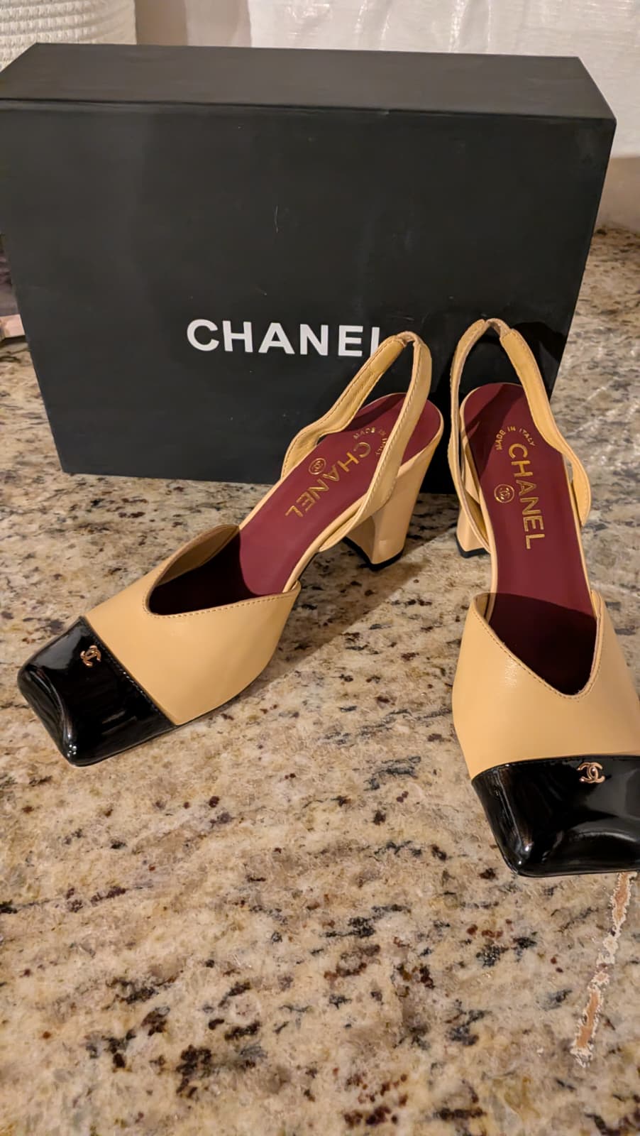 Tacones Chanel beige con negro talla 8 con caja nueva temporada