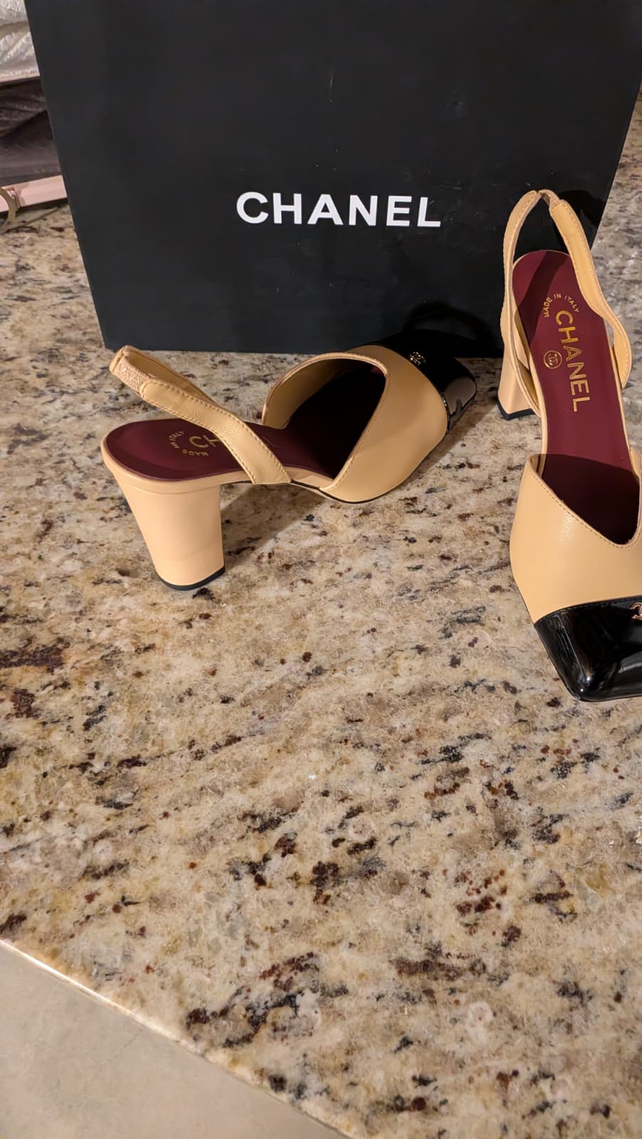 Tacones Chanel beige con negro talla 8 con caja nueva temporada