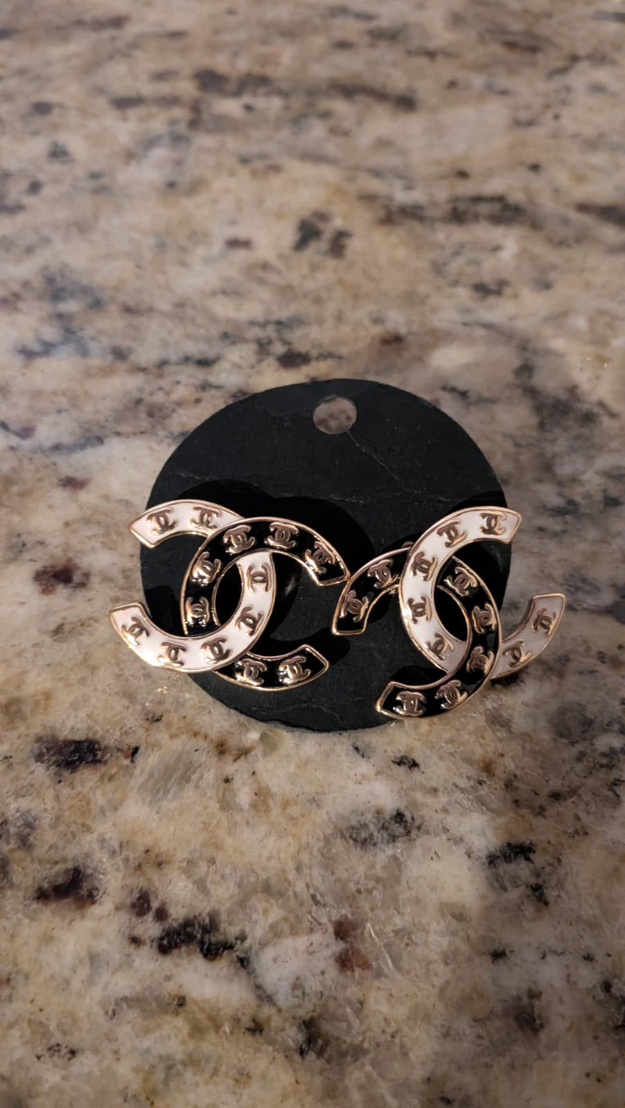Aretes Chanel blanco con negro