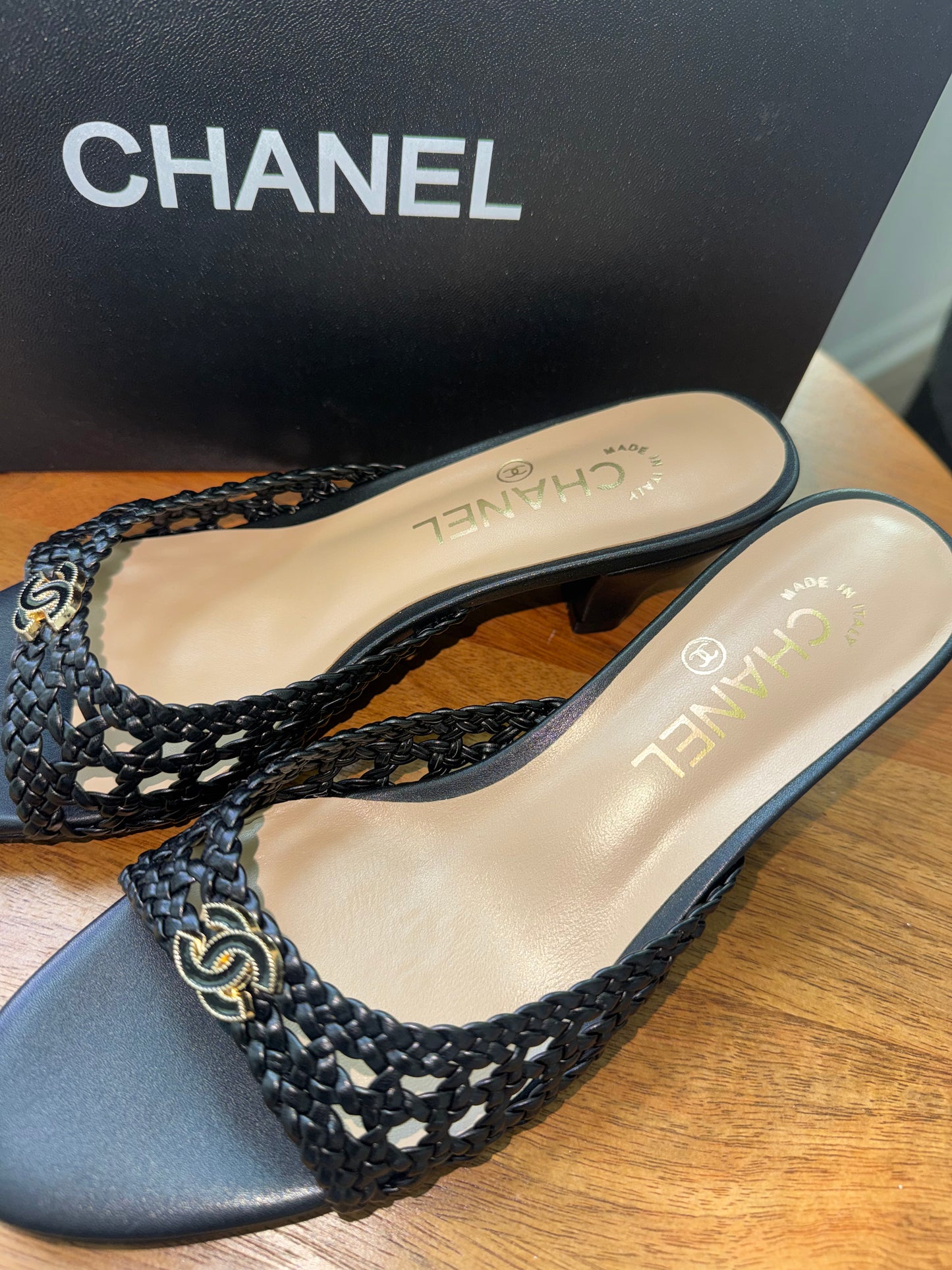 Tacones Chanel talla 8 top quality con caja y cubre polvo