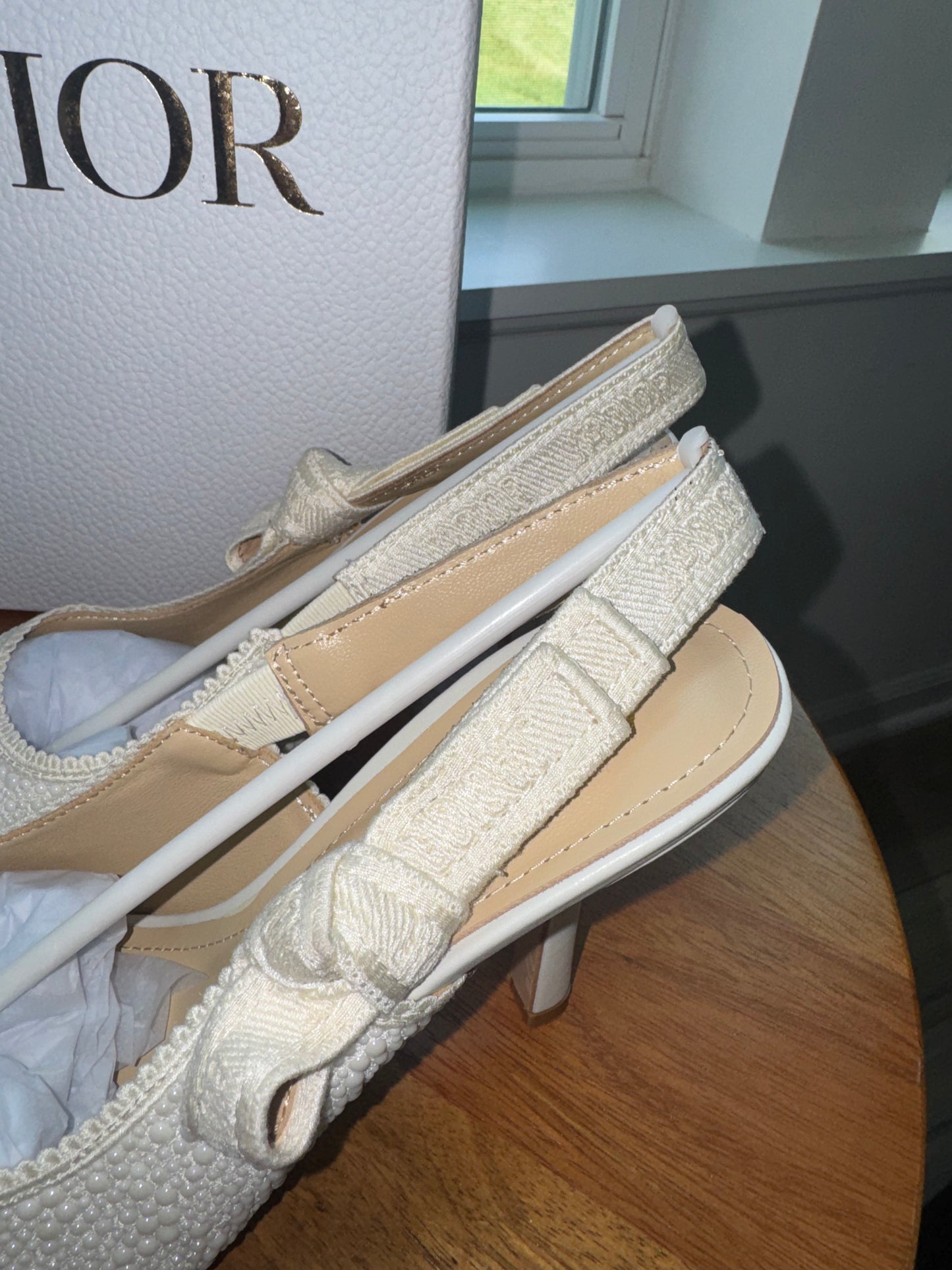 Tacones Dior talla 8 con perlas top quality beige