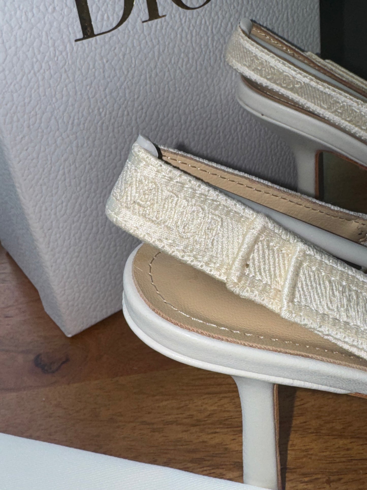 Tacones Dior talla 8 con perlas top quality beige