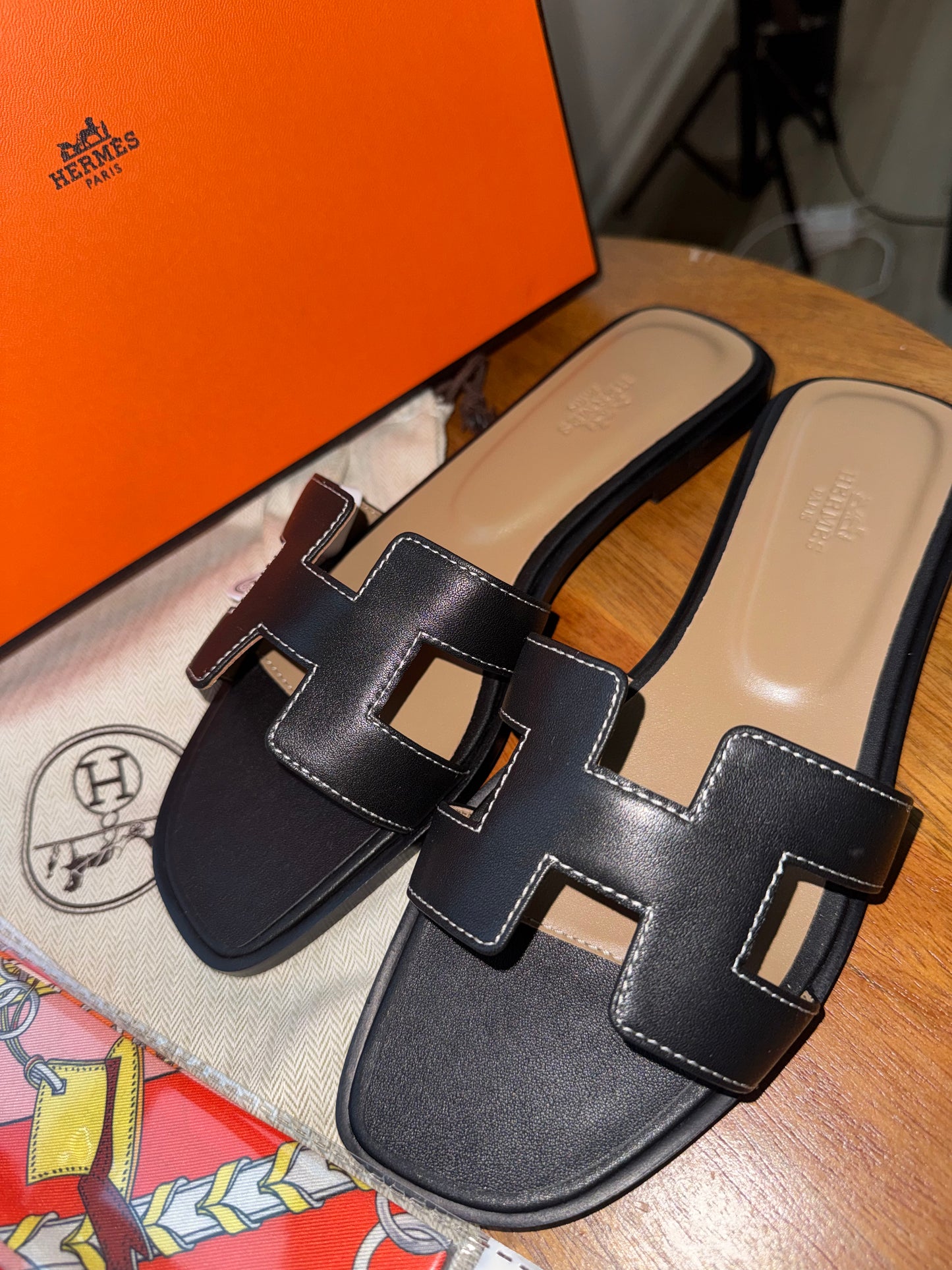 Sandalias Hermes negras talla 8 top quality con cubre polvo y mascada