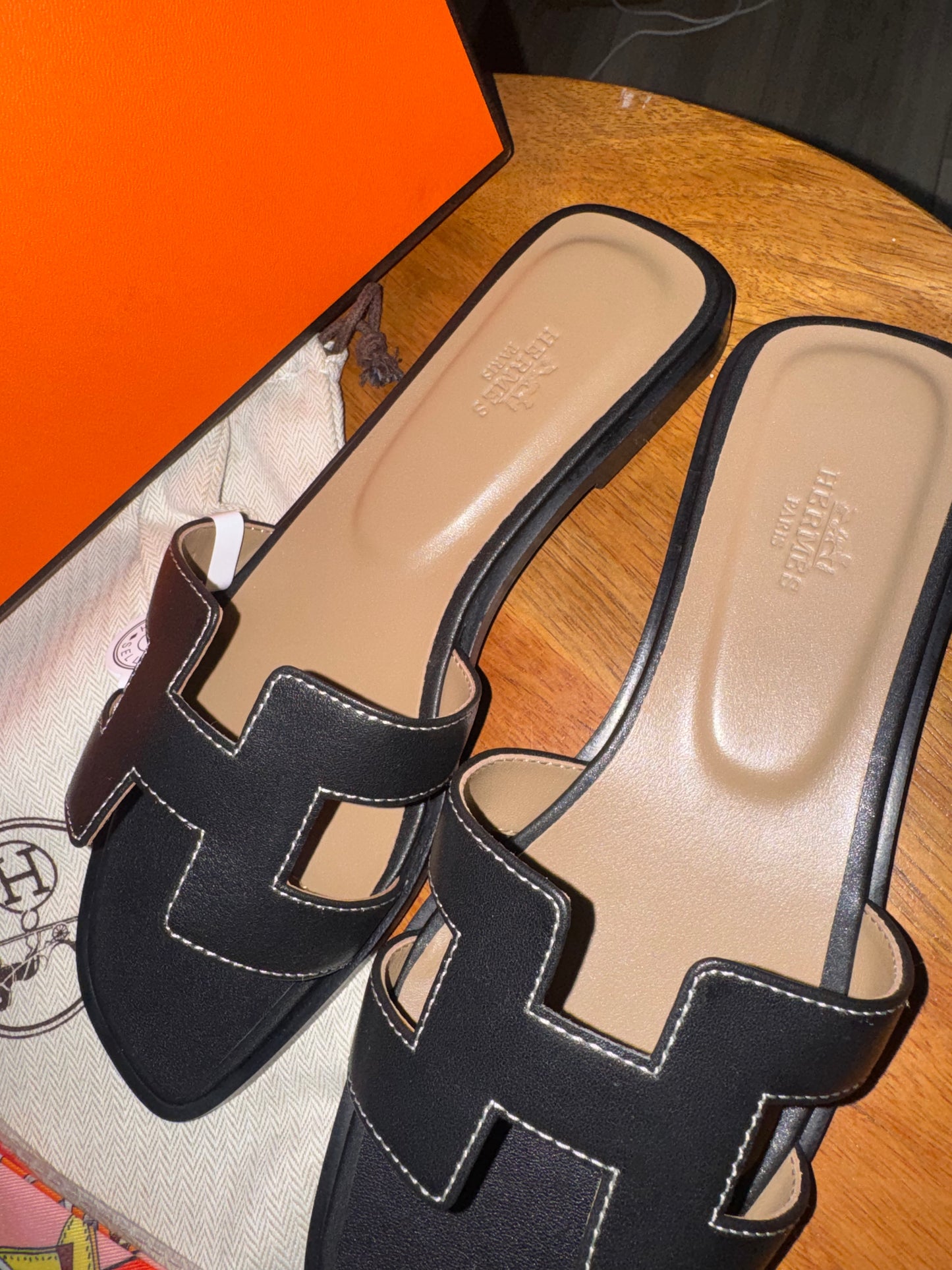 Sandalias Hermes negras talla 8 top quality con cubre polvo y mascada