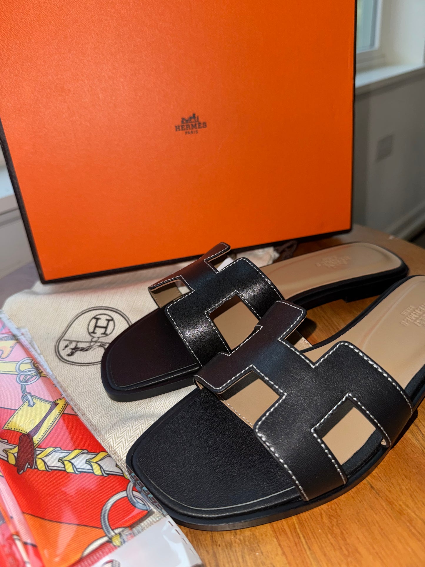Sandalias Hermes negras talla 8 top quality con cubre polvo y mascada