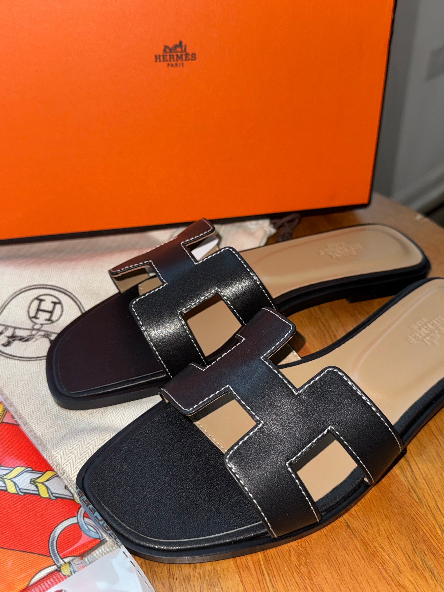 Sandalias Hermes negras talla 8 top quality con cubre polvo y mascada