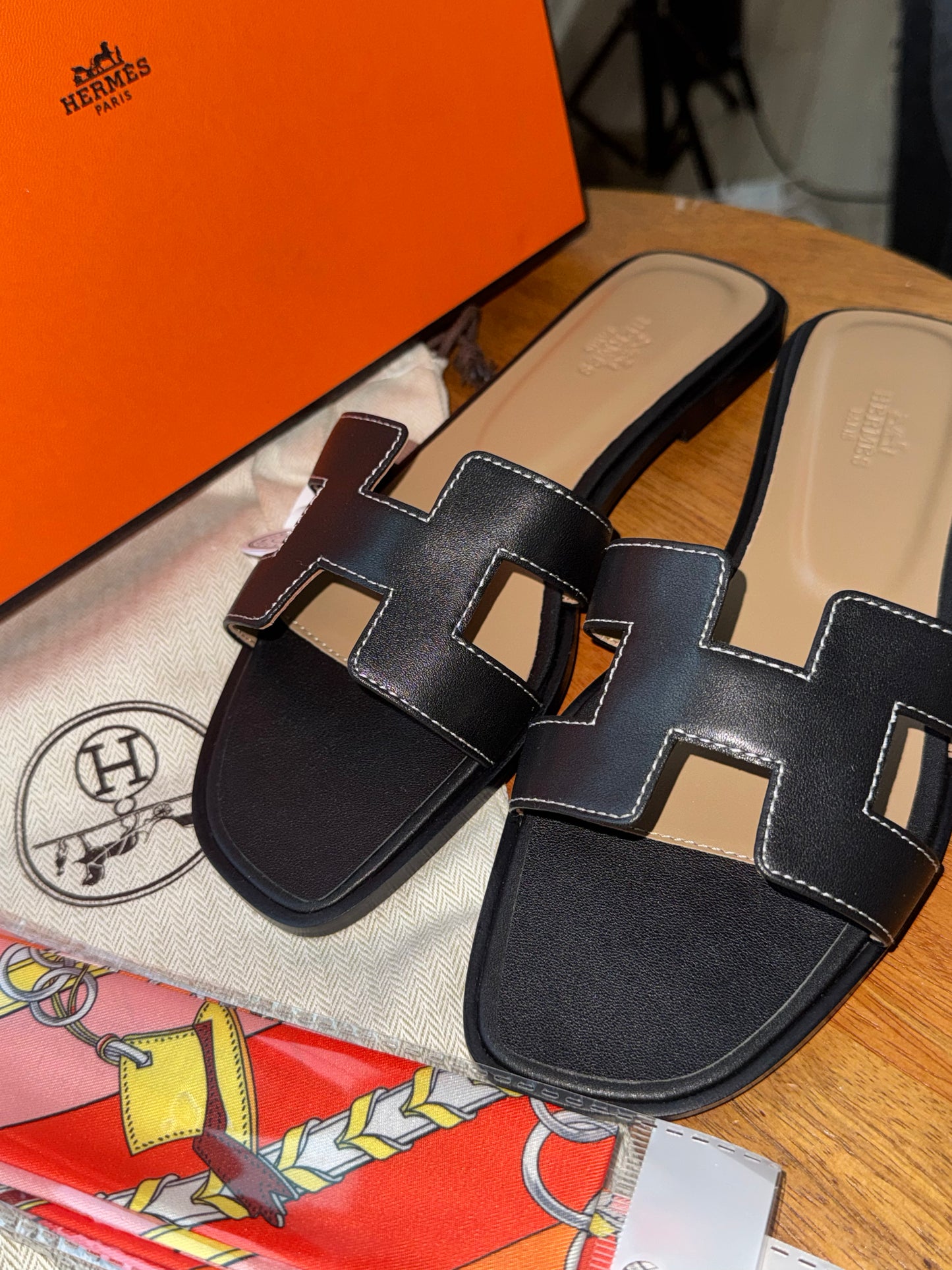 Sandalias Hermes negras talla 8 top quality con cubre polvo y mascada