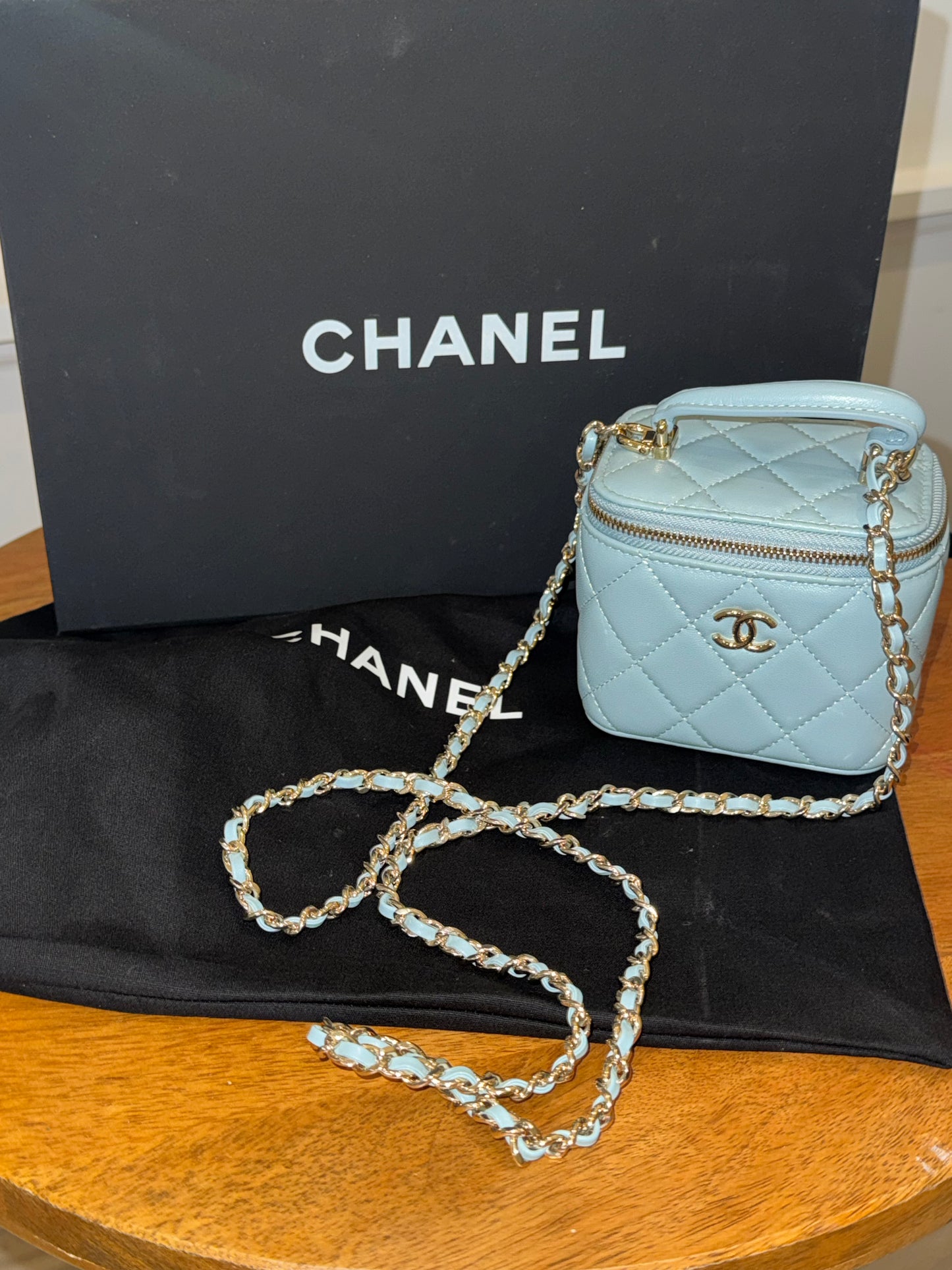Bolsa azul mini Chanel con espero