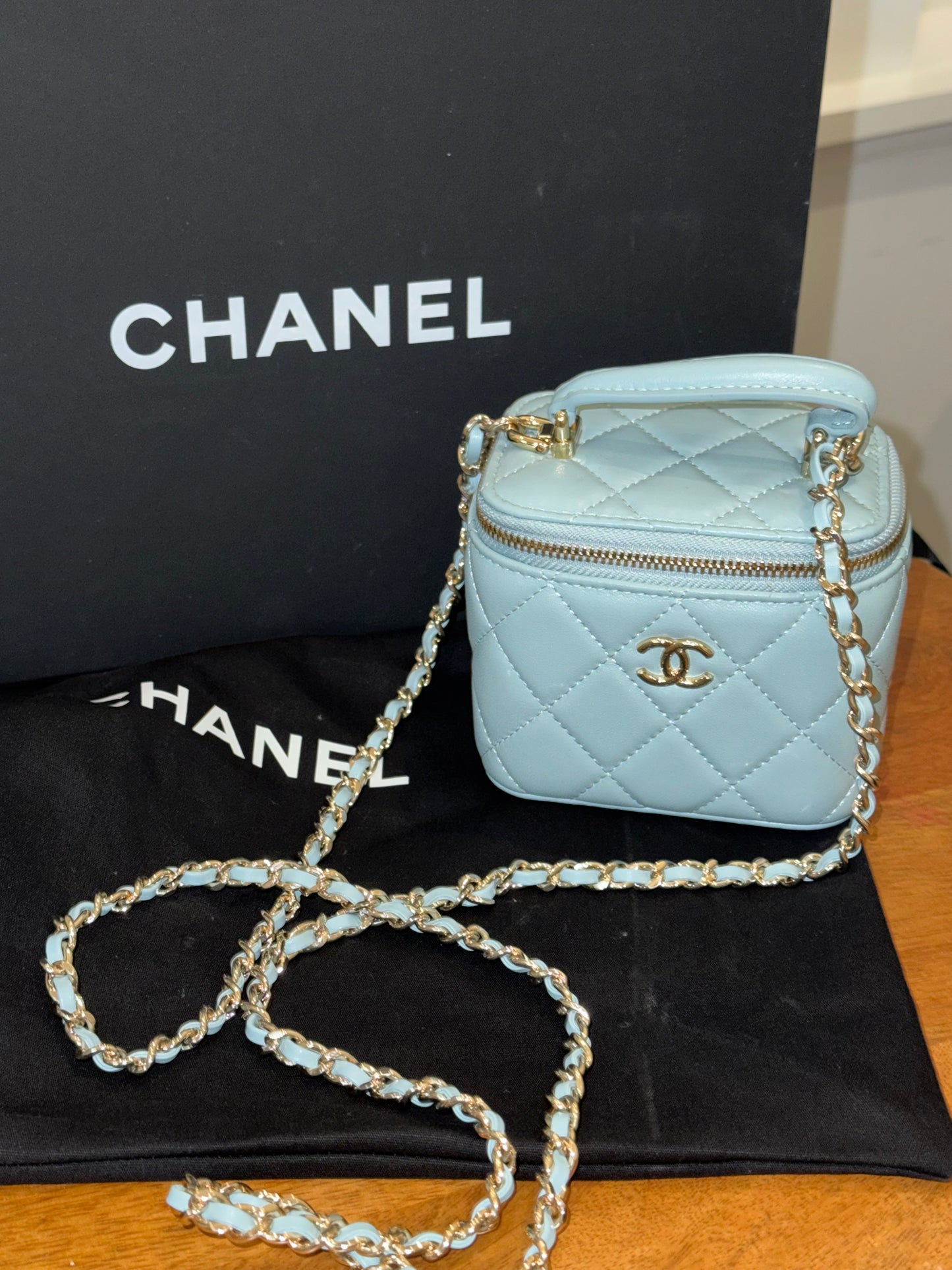 Bolsa azul mini Chanel con espero