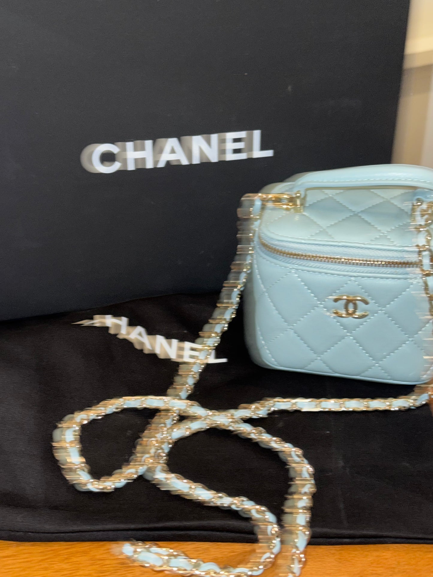Bolsa azul mini Chanel con espero