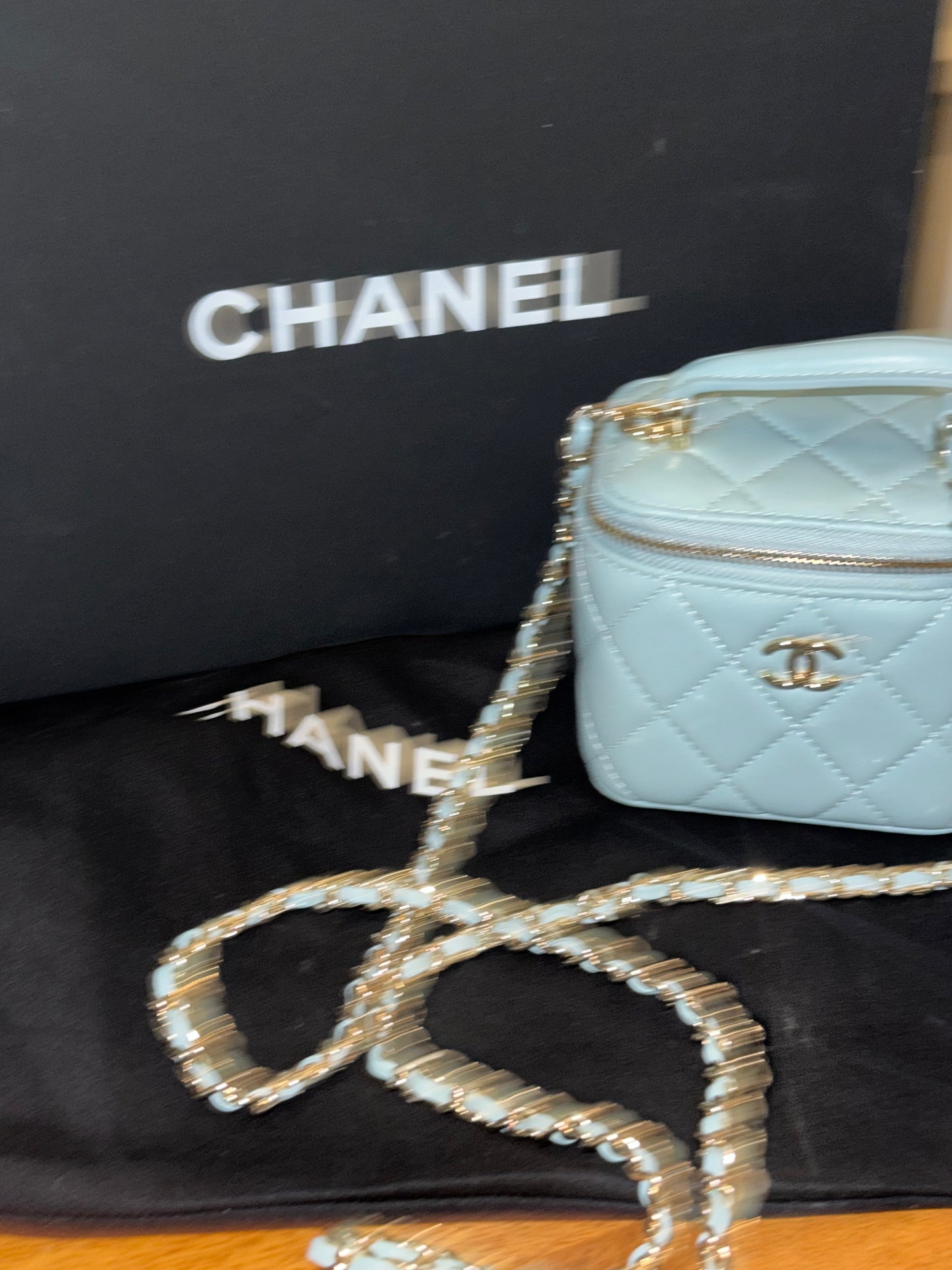 Bolsa azul mini Chanel con espero