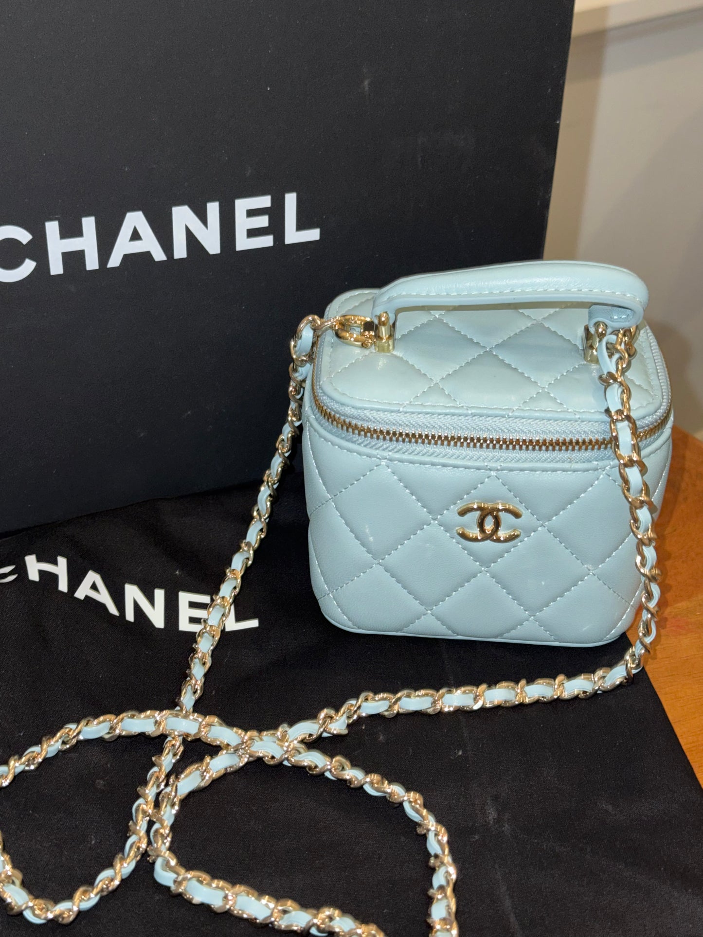 Bolsa azul mini Chanel con espero
