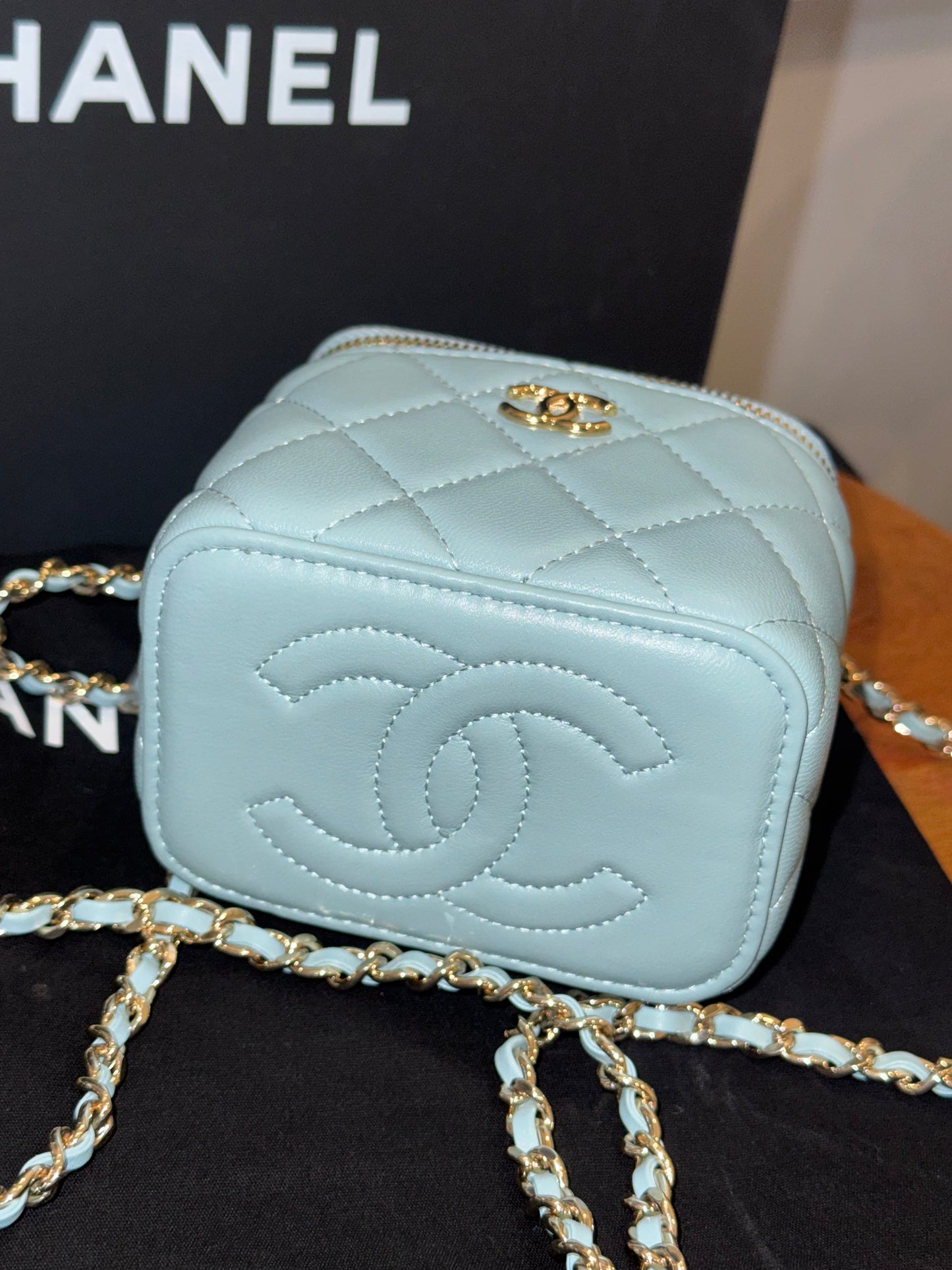 Bolsa azul mini Chanel con espero