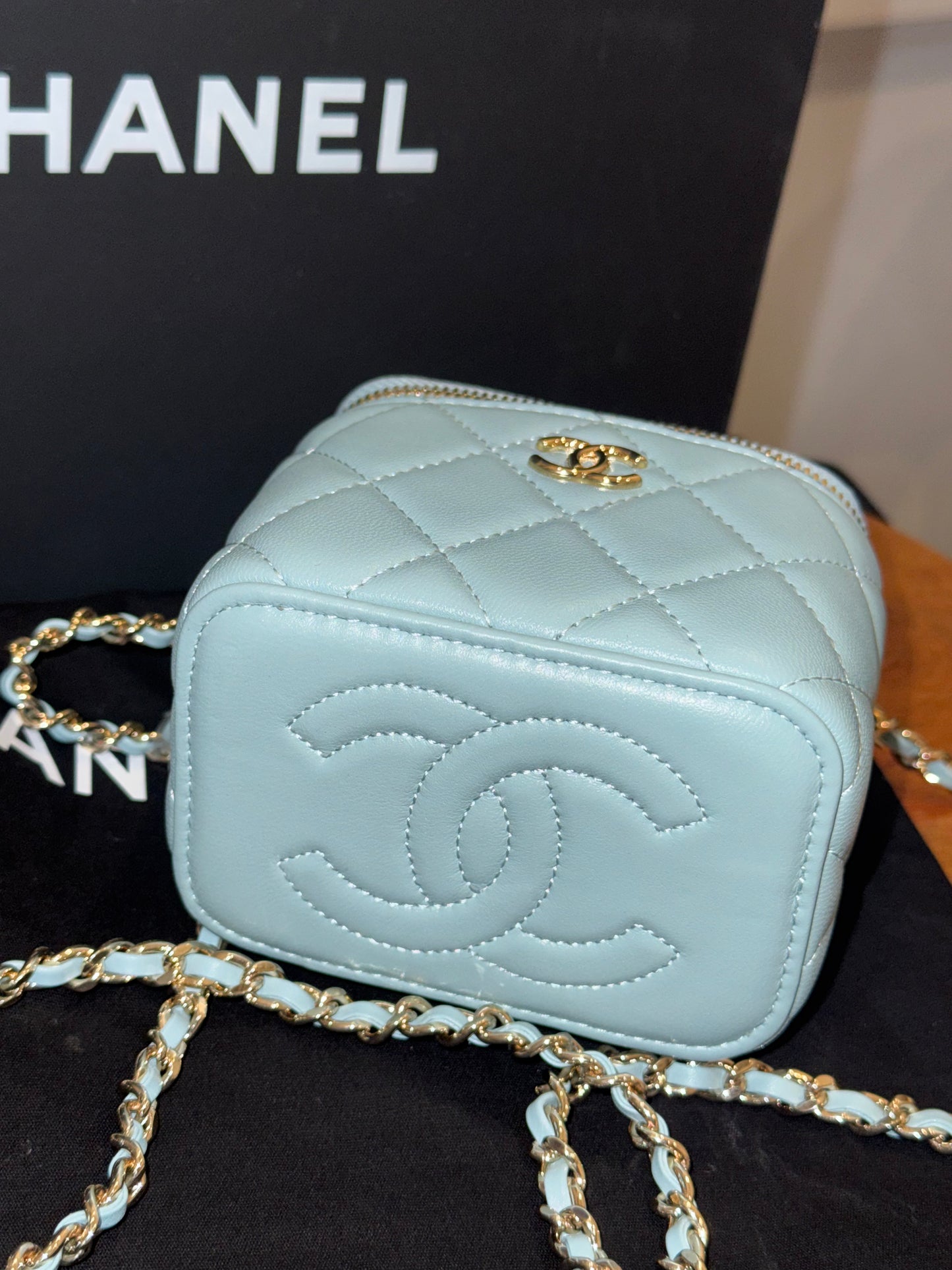 Bolsa azul mini Chanel con espero
