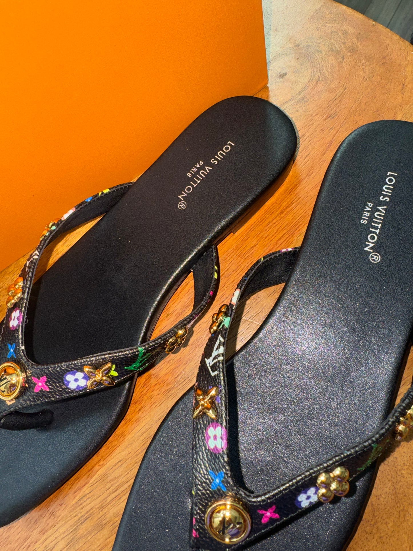 Sandalias nueva temporada Louis Vuitton talla 8 top quality con caja y cubre polvo